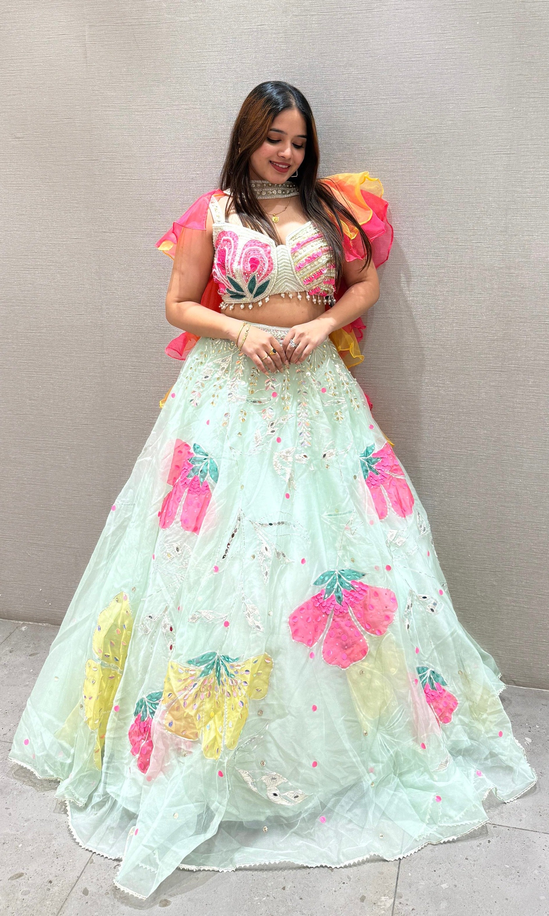 Pista floral Lehenga
