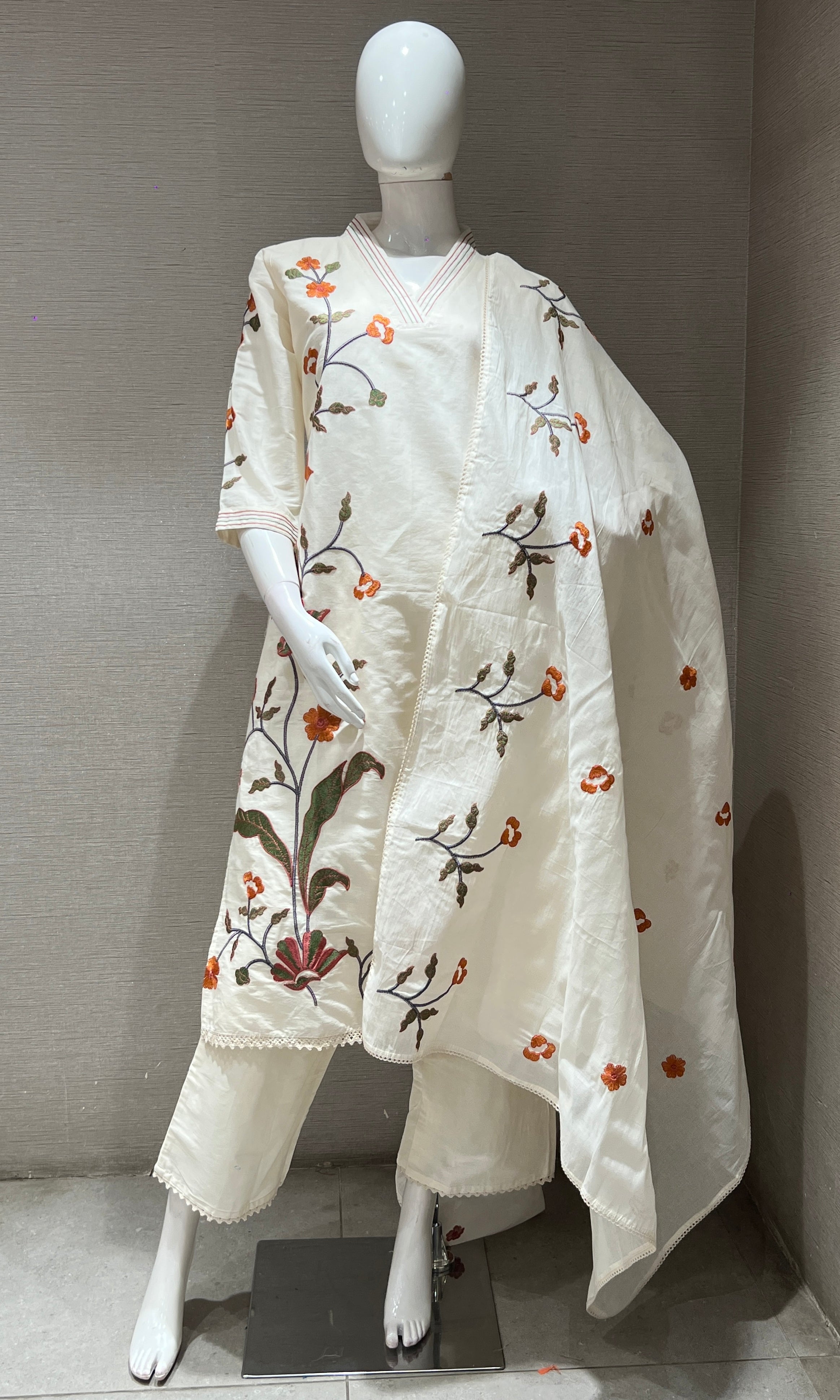 Cream floral and leaf embroidery kurta set