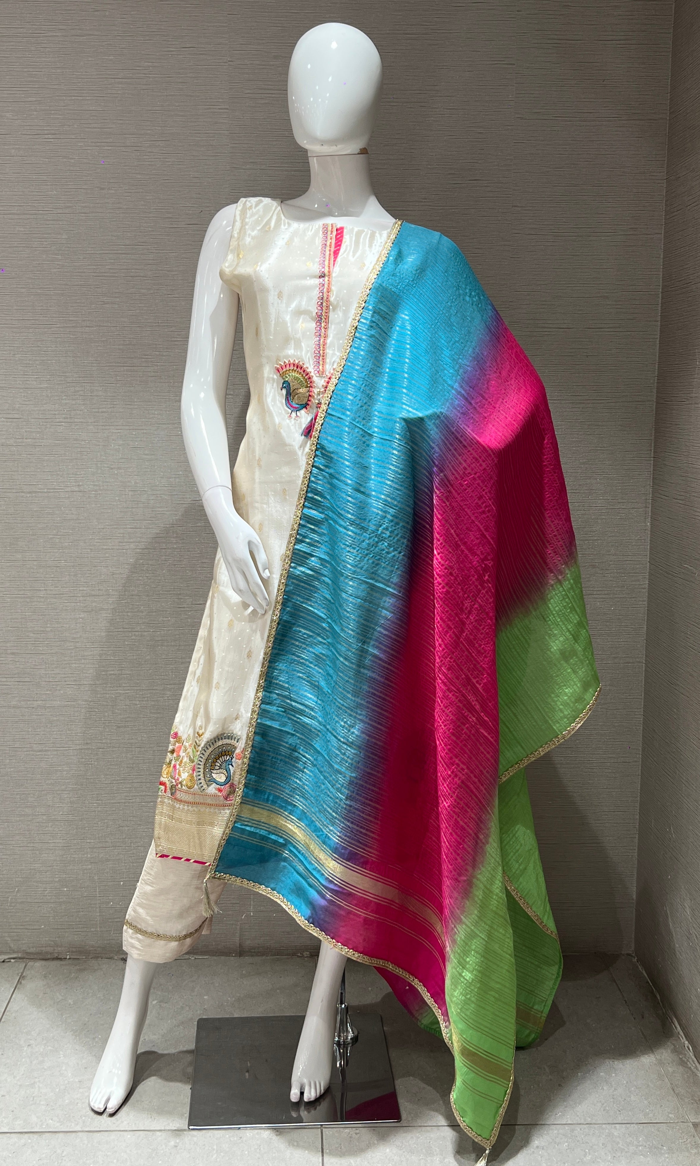 White kurta set WITH MULTICOLOUR DUPATTA