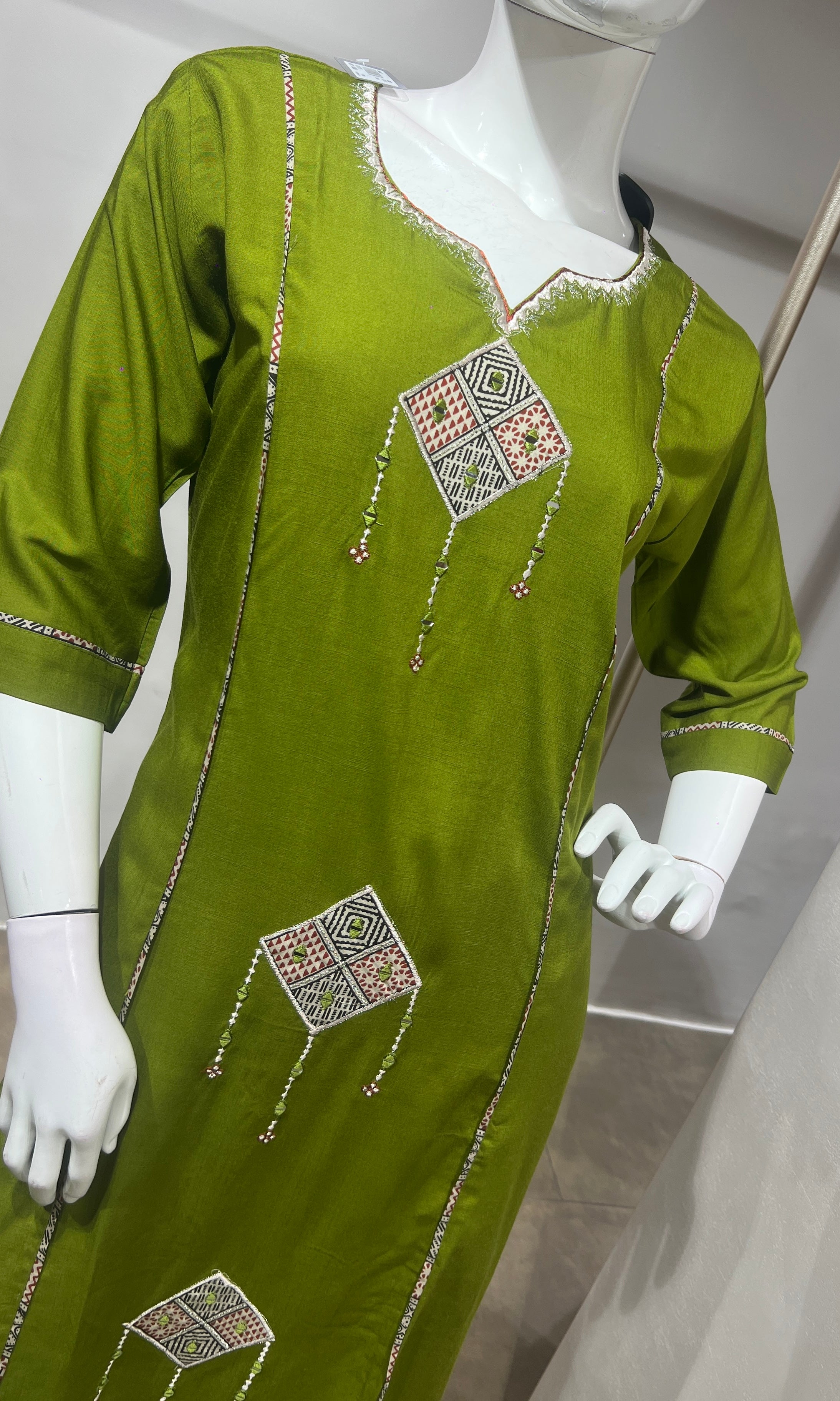 Green Ethnic Motif Kurta with Bottom