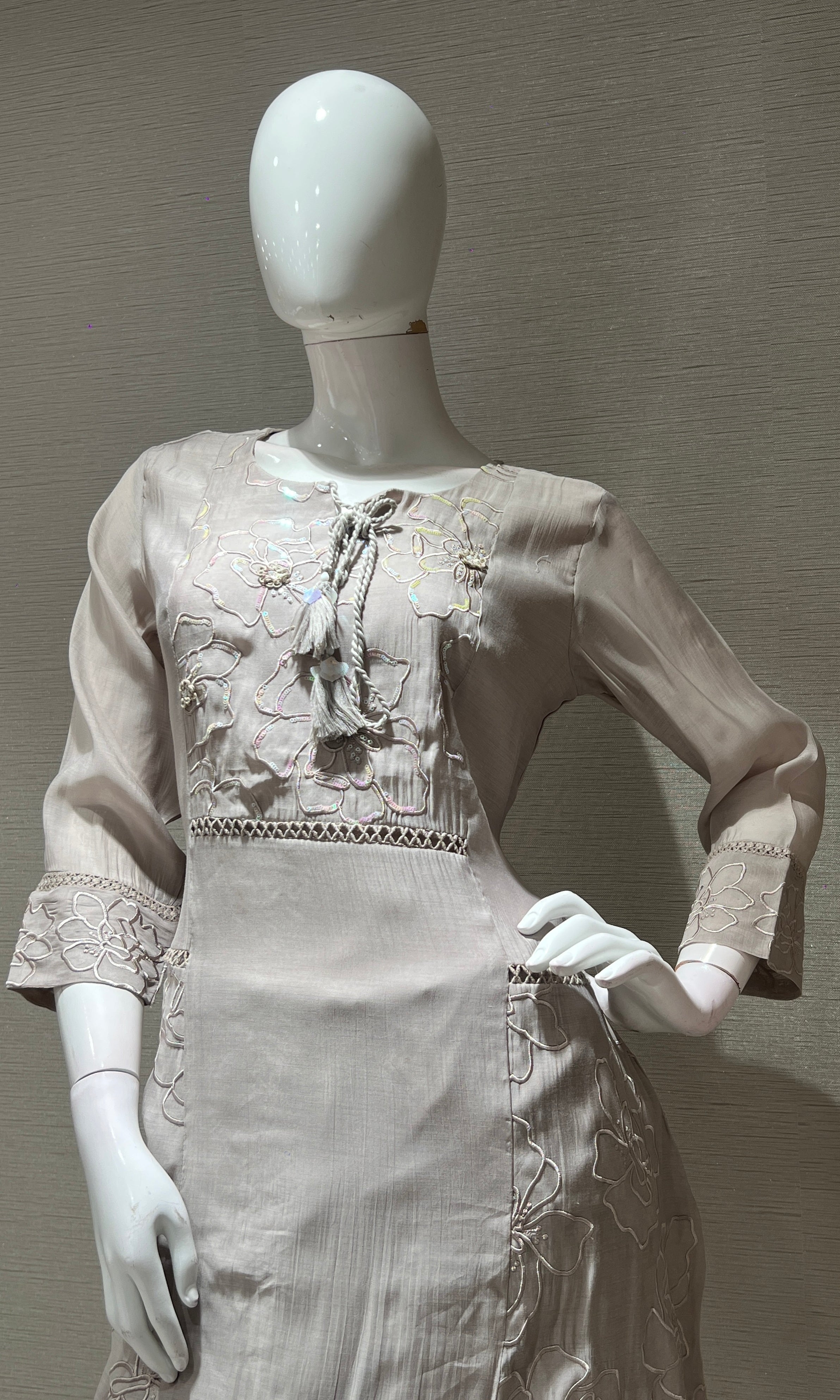 Moee FLORAL EMBROIDERY kurta set