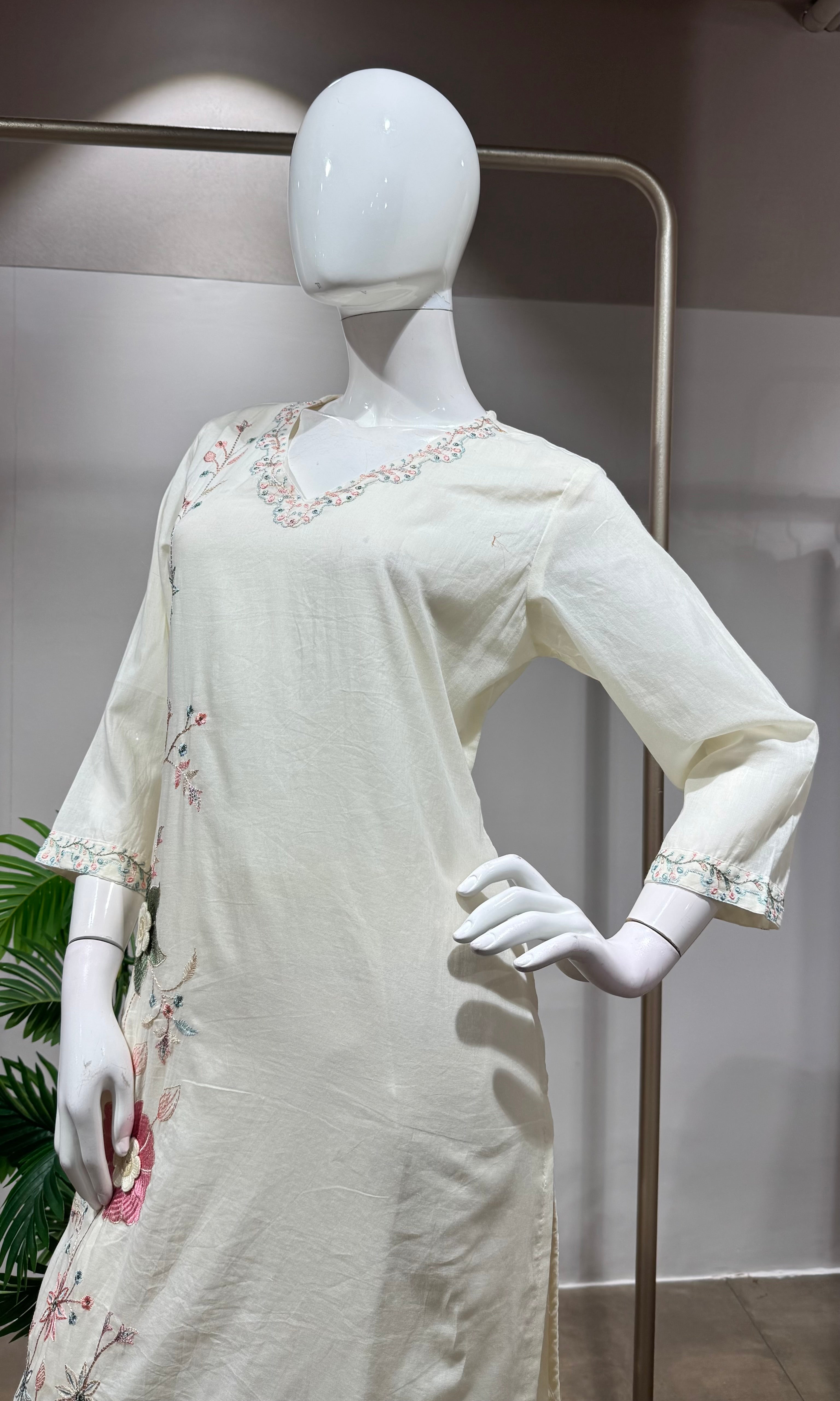 White Embroidered Kurta Set with Floral Motifs