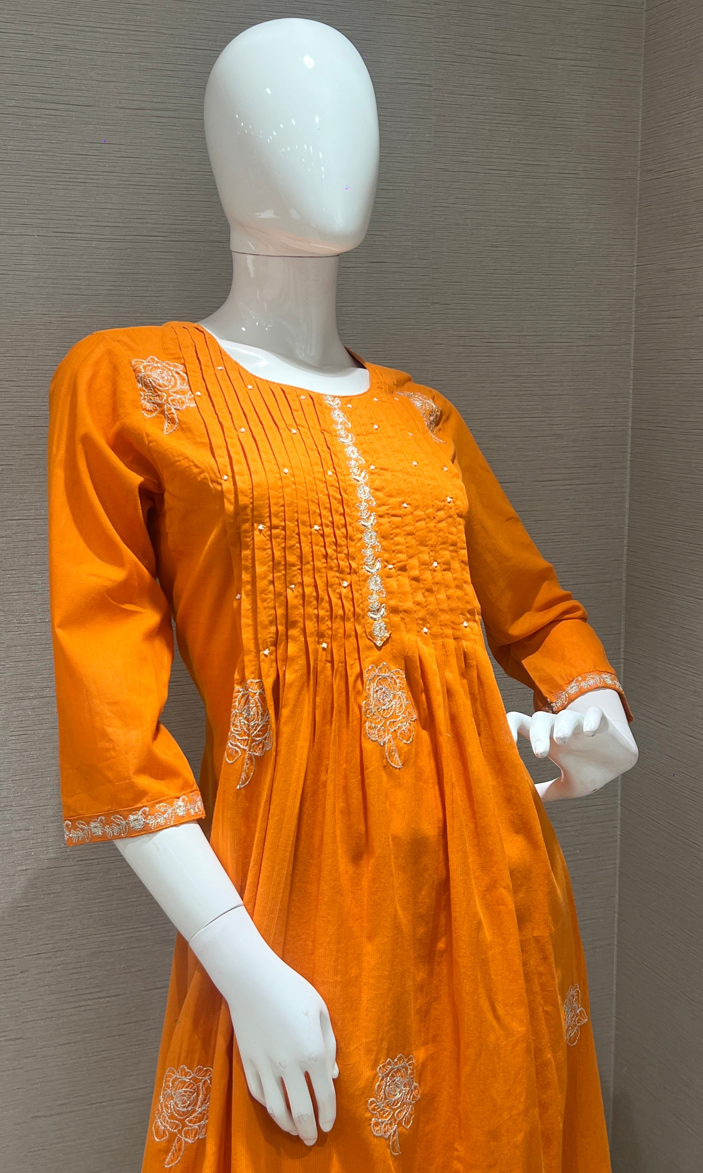 Orange Elegant kurta set With Floral Motifs
