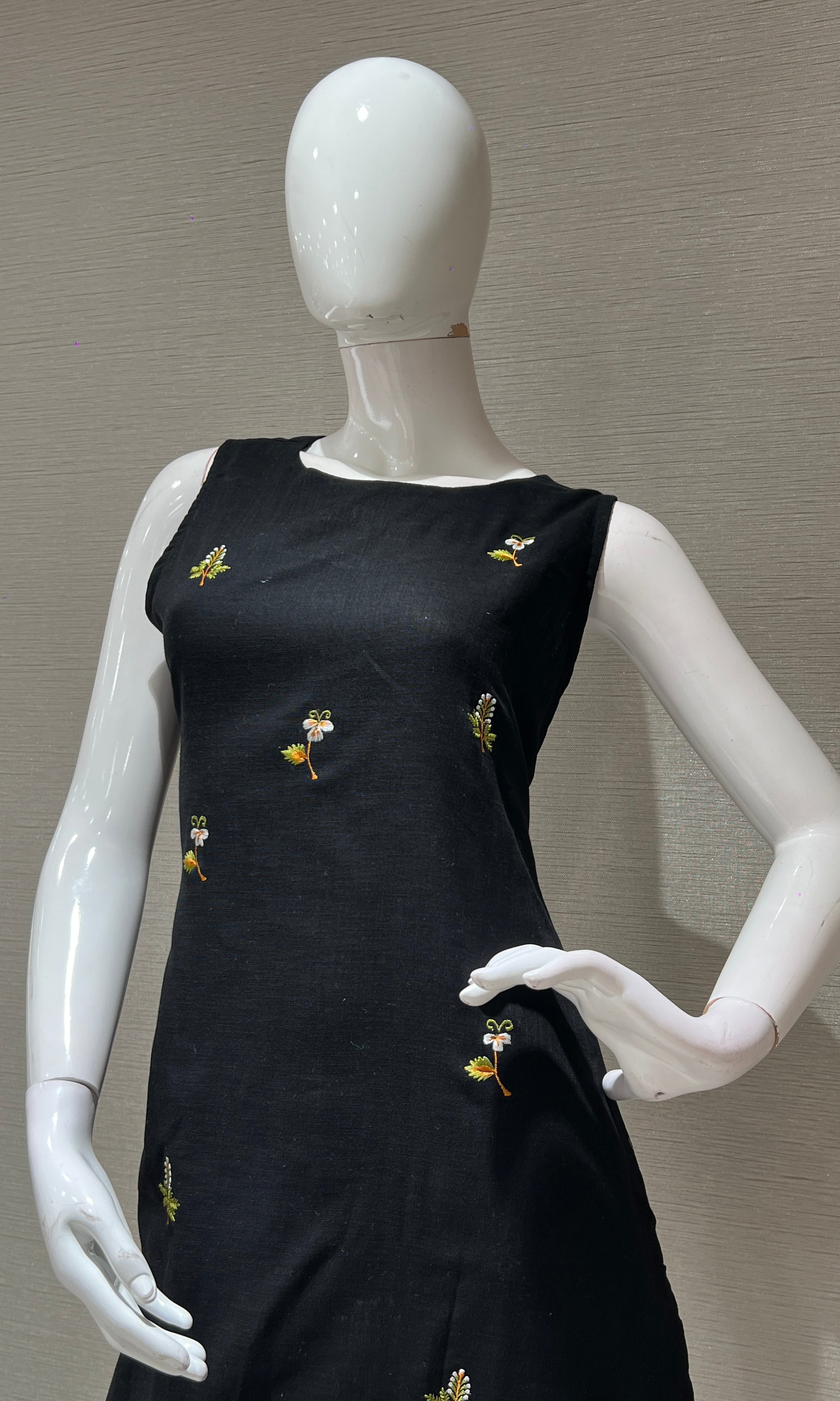 Black staright dress with floral embroidery