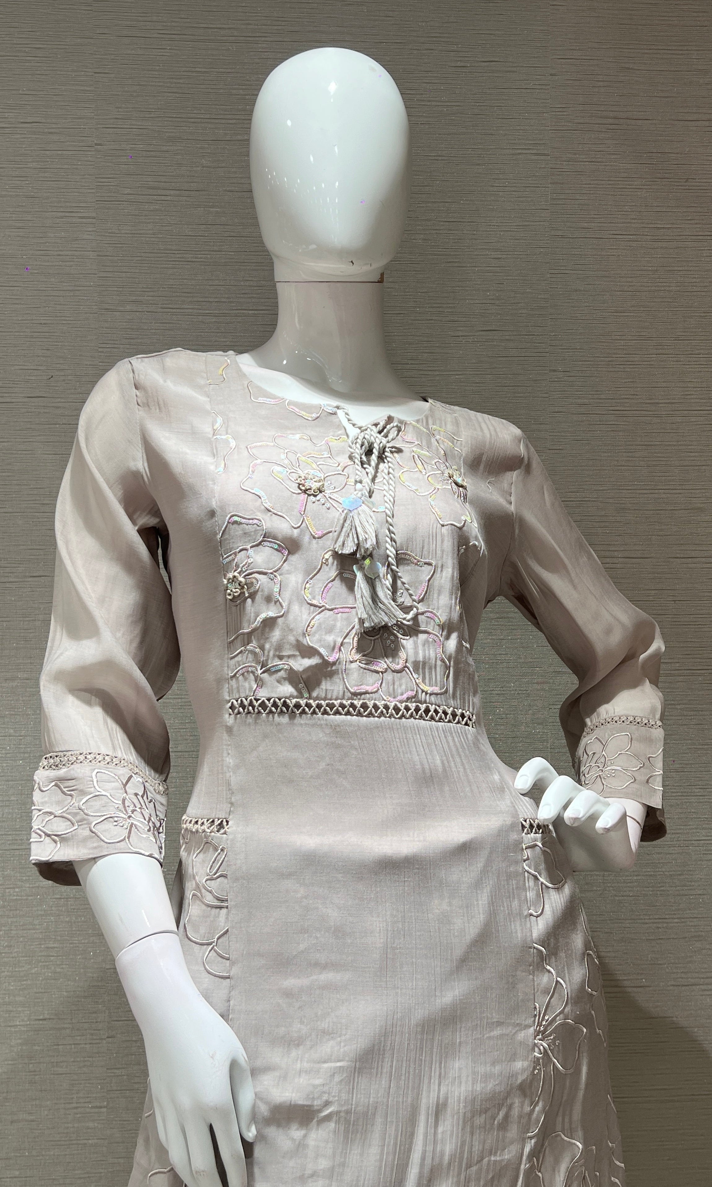 Moee FLORAL EMBROIDERY kurta set