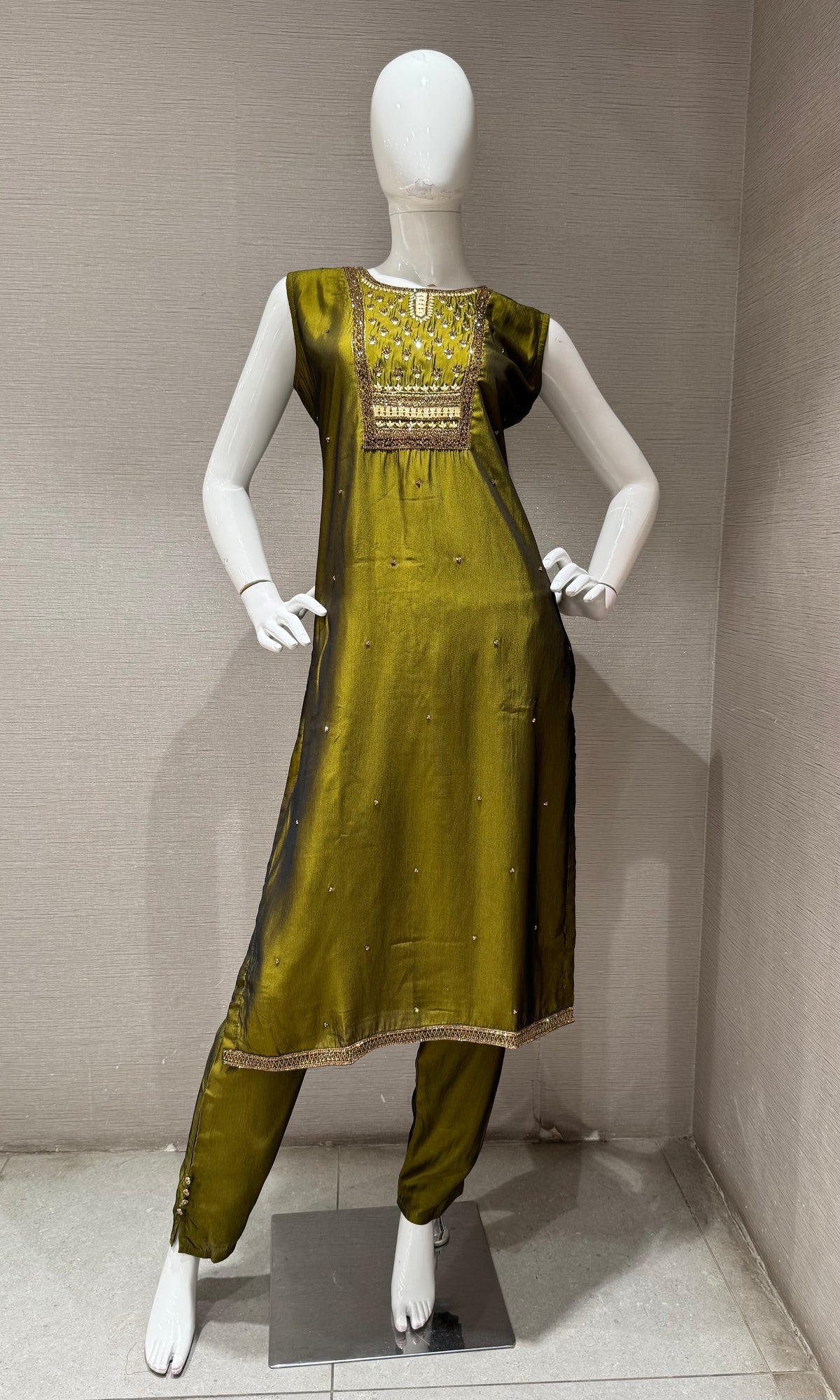MEHANDI GREEN ETHNIC KURTA SET WITH BANARASI DUPATTA