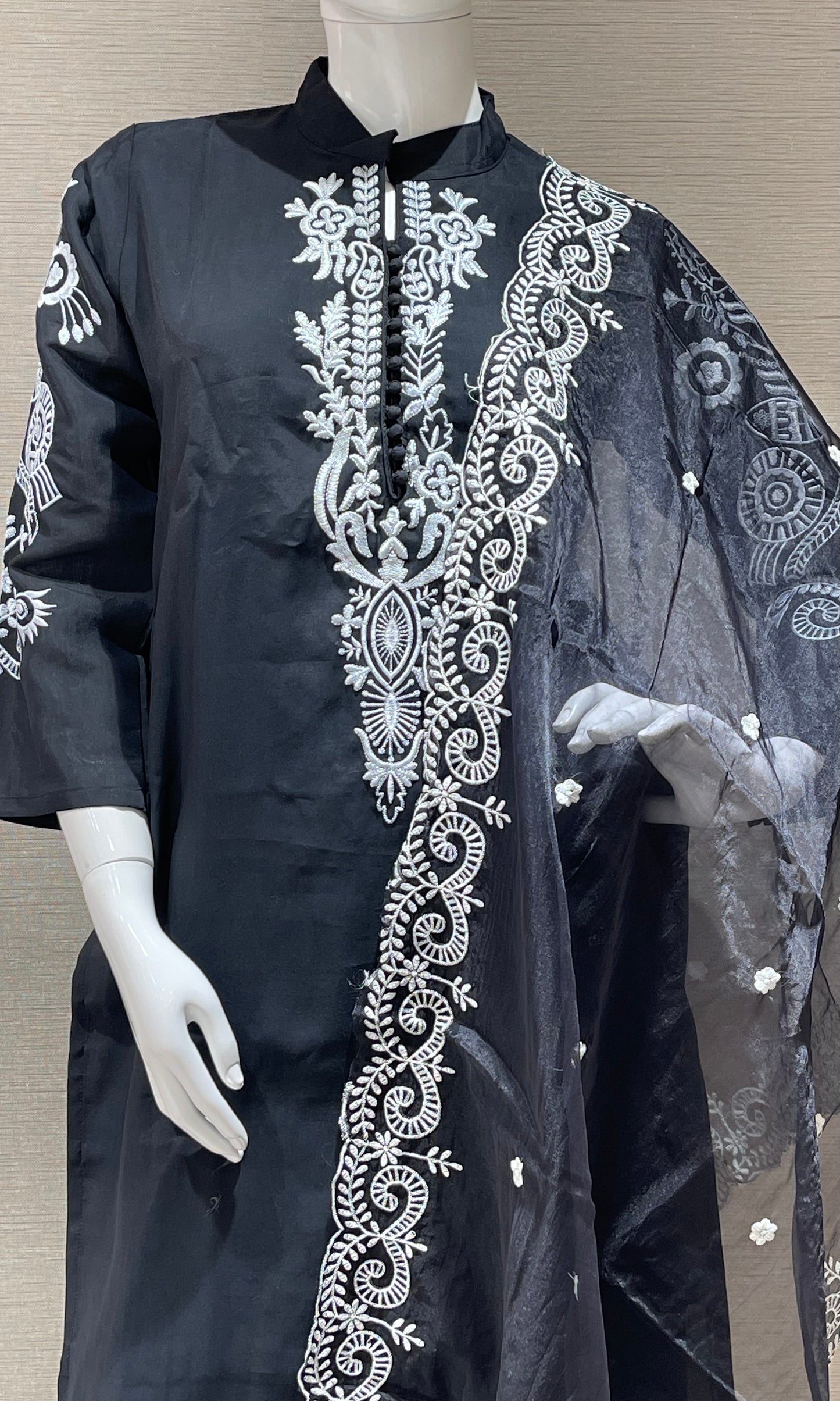 ♠️Black kurta set with thread work and long dupatta♠️