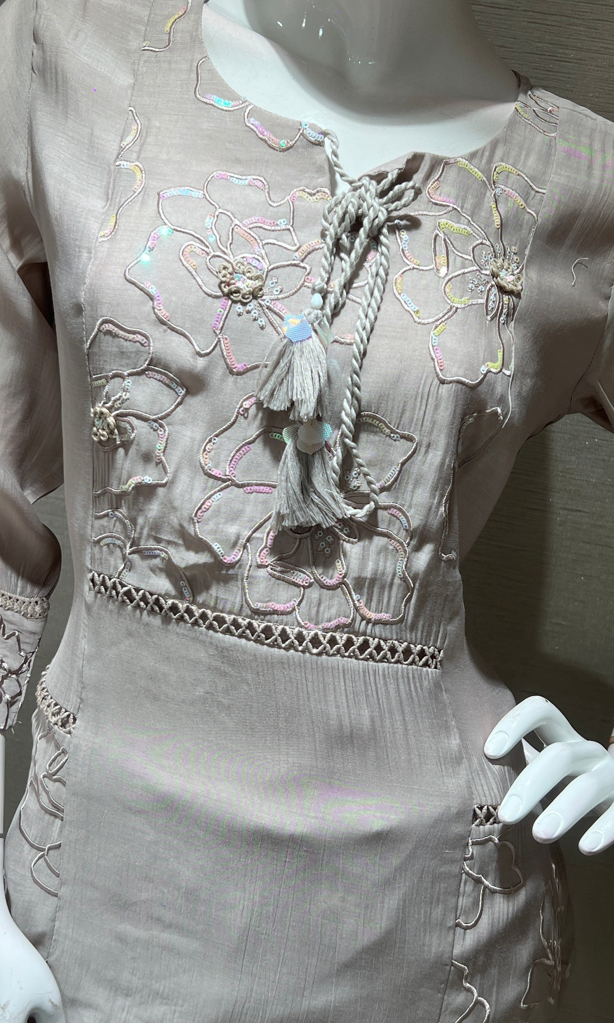 Moee FLORAL EMBROIDERY kurta set