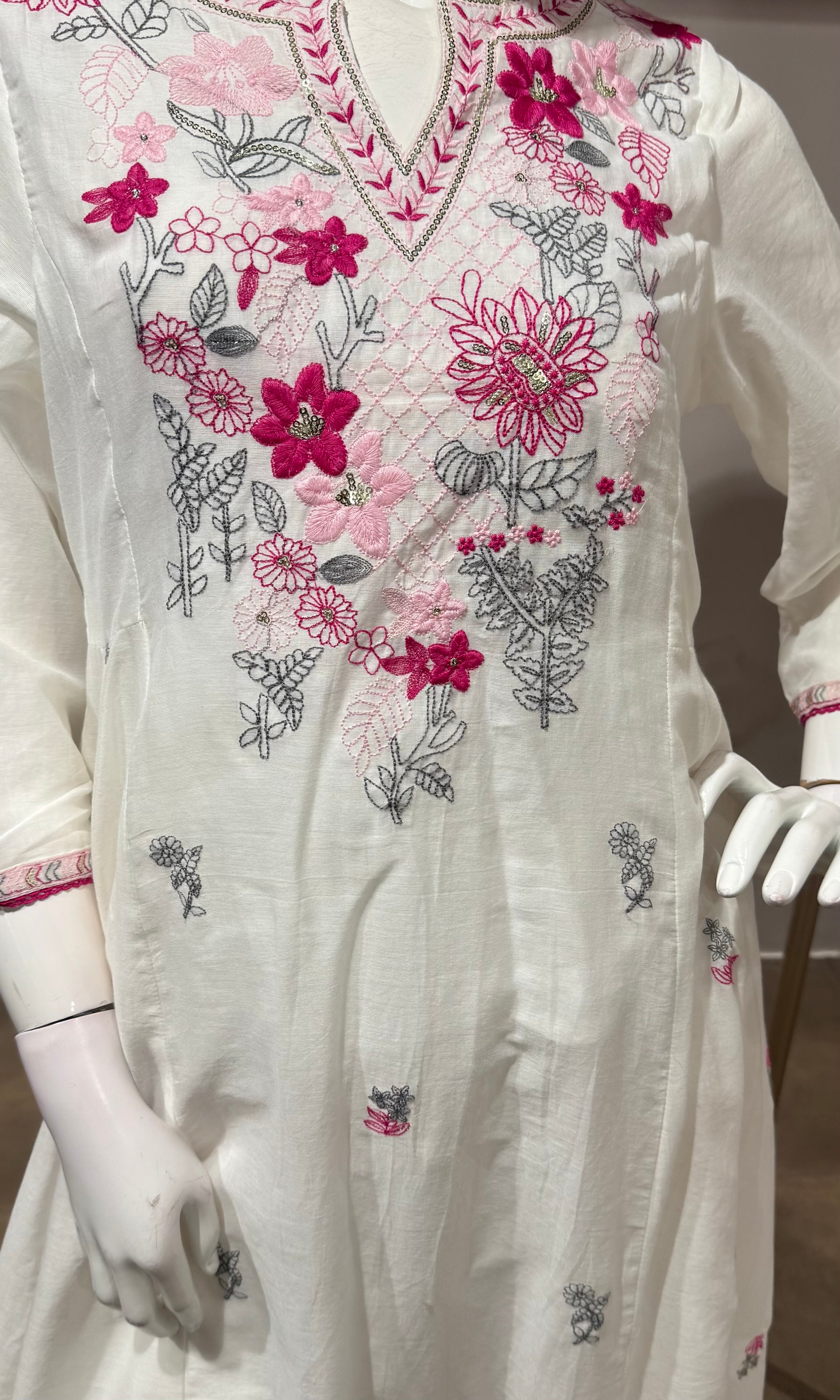 White Floral Thread Embroidered kurta set