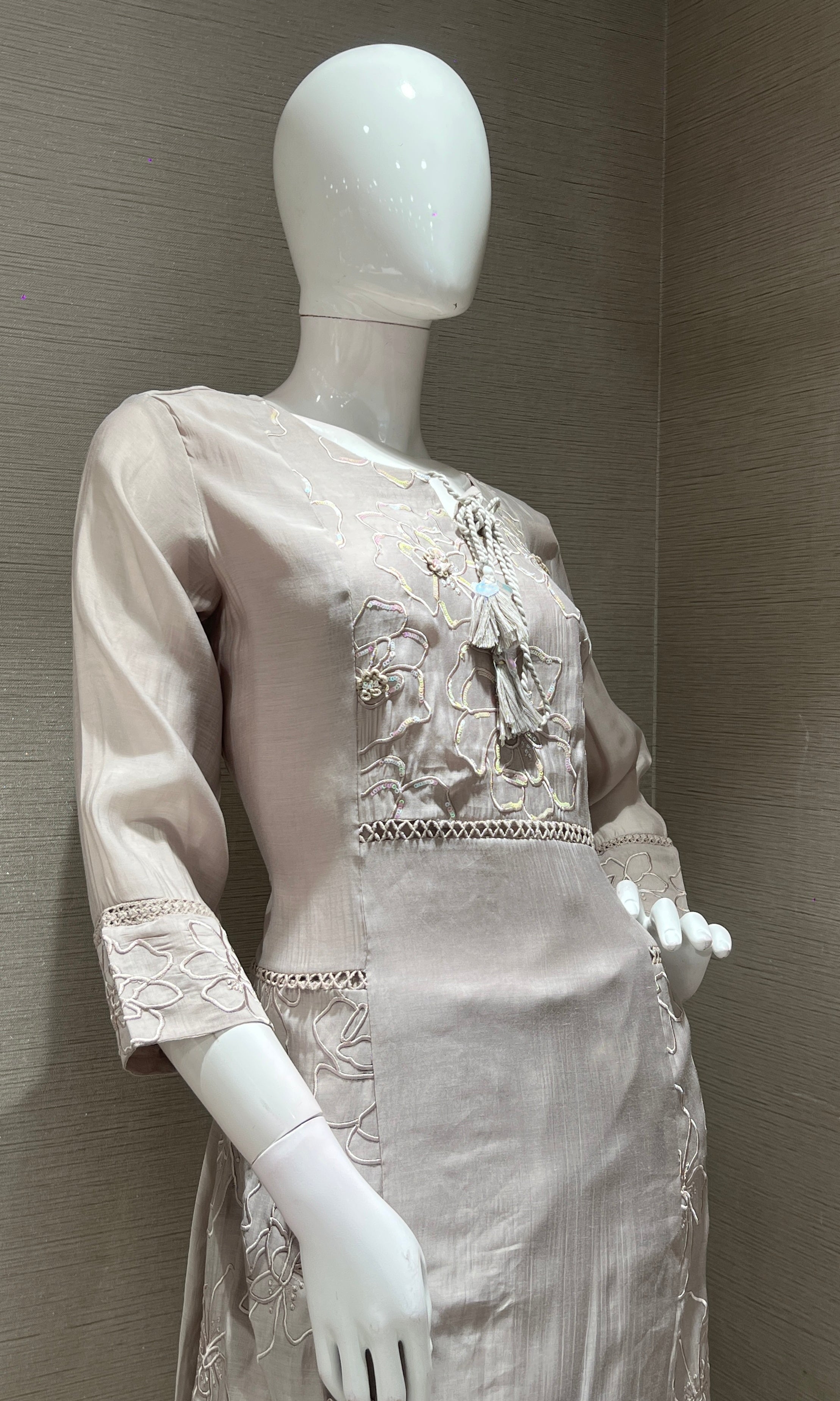 Moee FLORAL EMBROIDERY kurta set