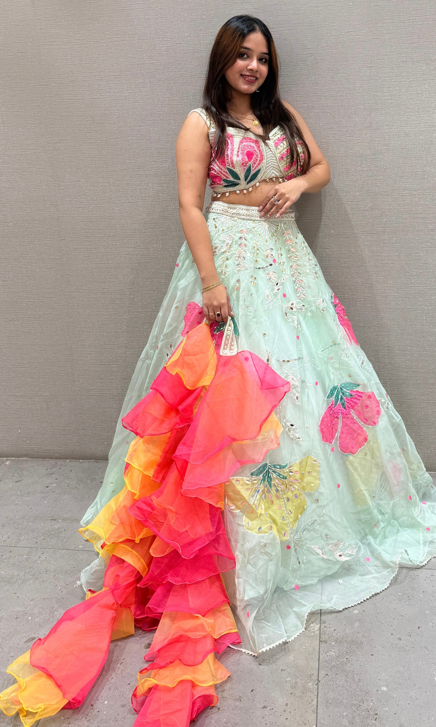 Pista floral Lehenga
