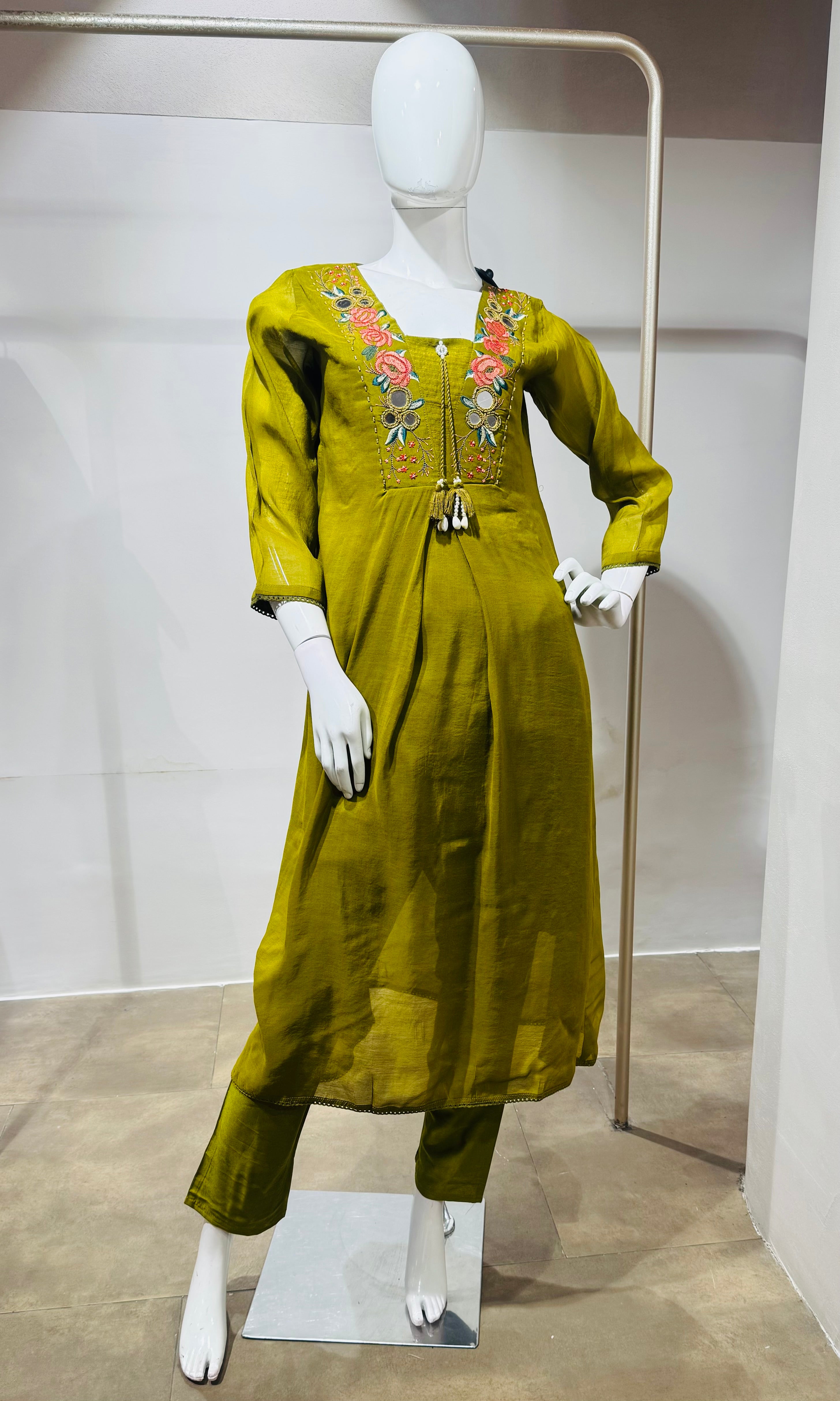 Mehendi Green Ethnic Kurta Set with Multicolored Neckline