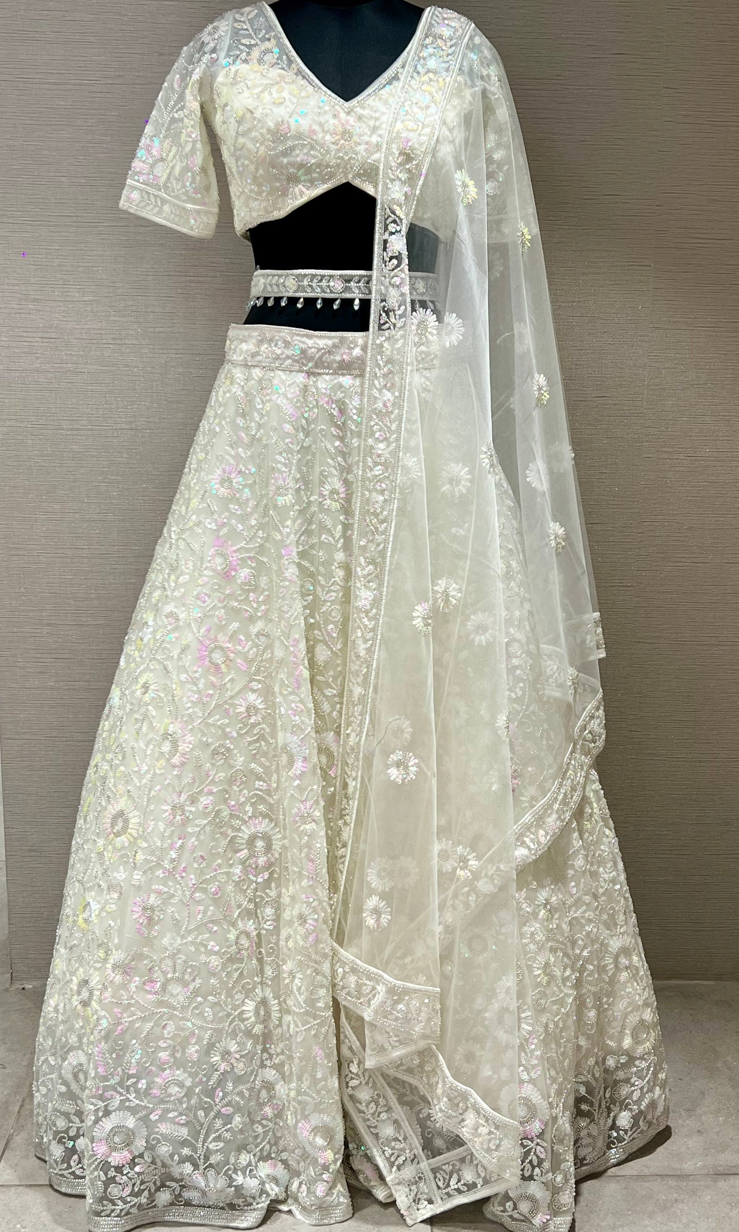 ⚜️White beautiful work Lehanga with pretty blouse and netted dupatta ❤️