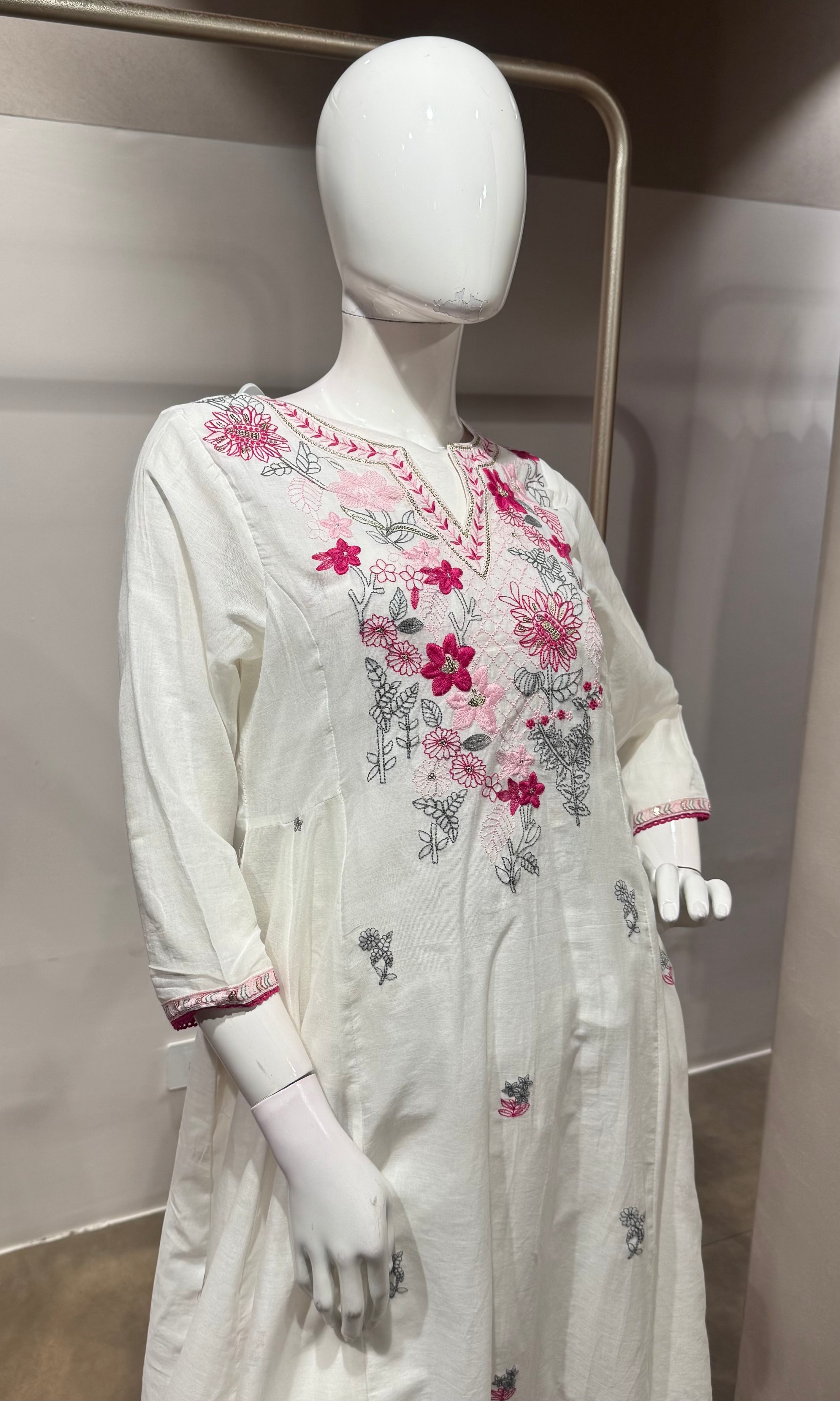 White Floral Thread Embroidered kurta set