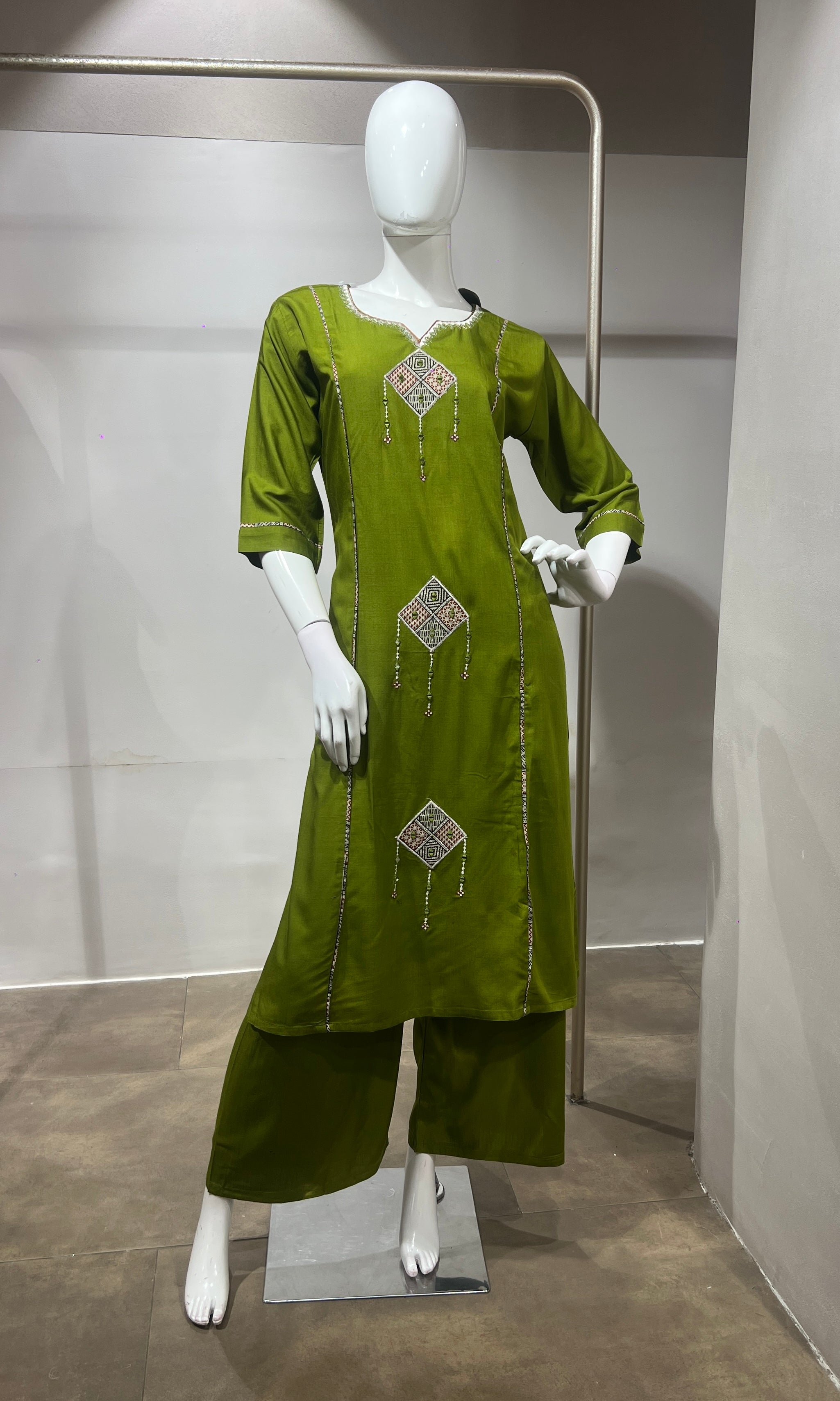 Green Ethnic Motif Kurta with Bottom