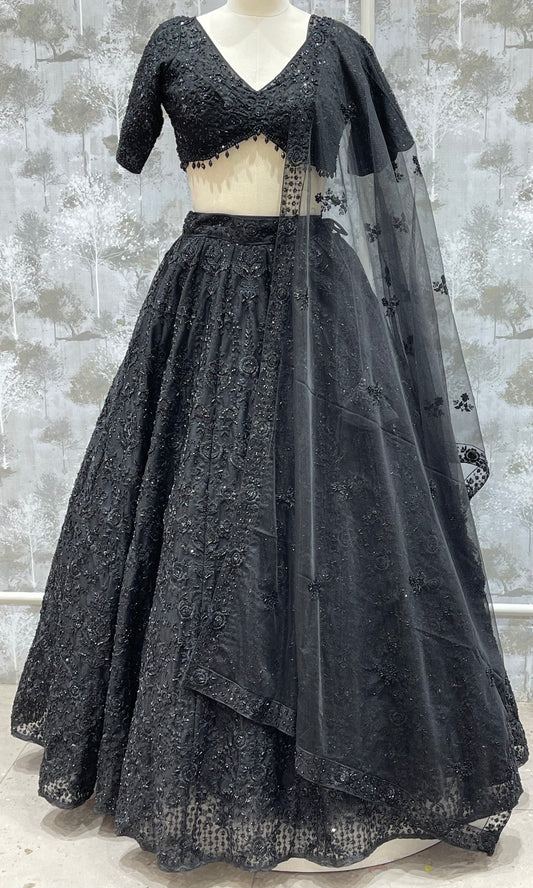 🦋Black lehanga with pretty blouse and netted dupatta 🖤