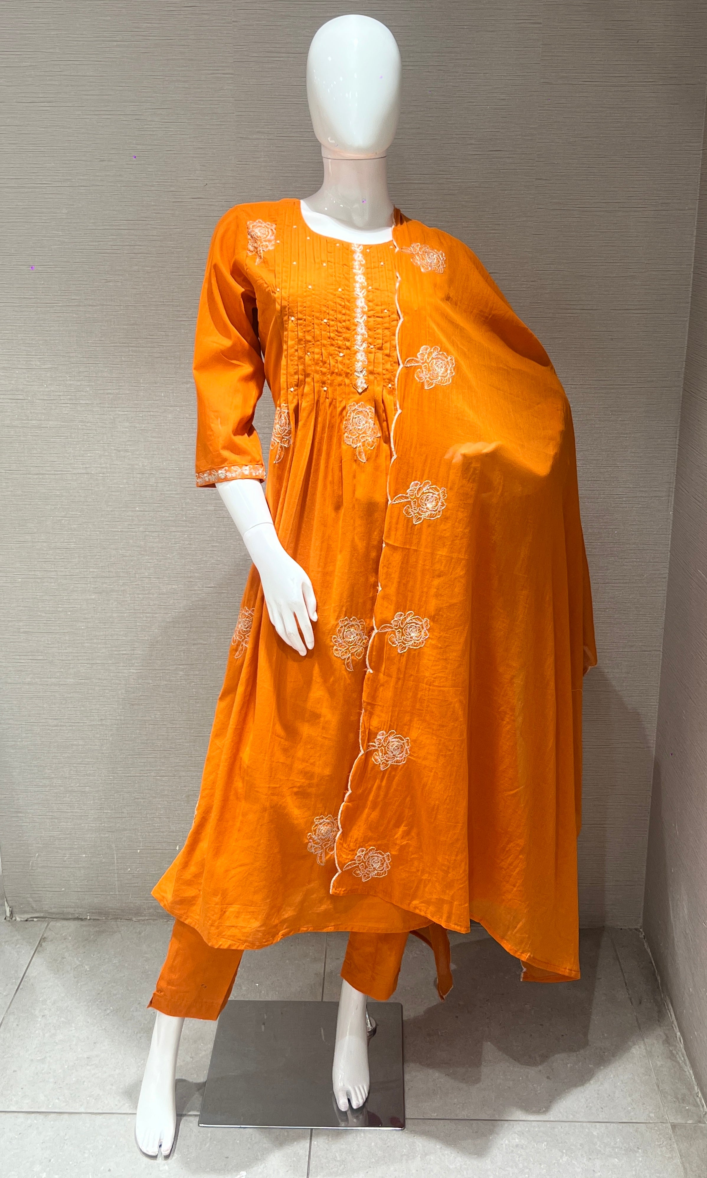 Orange Elegant kurta set With Floral Motifs