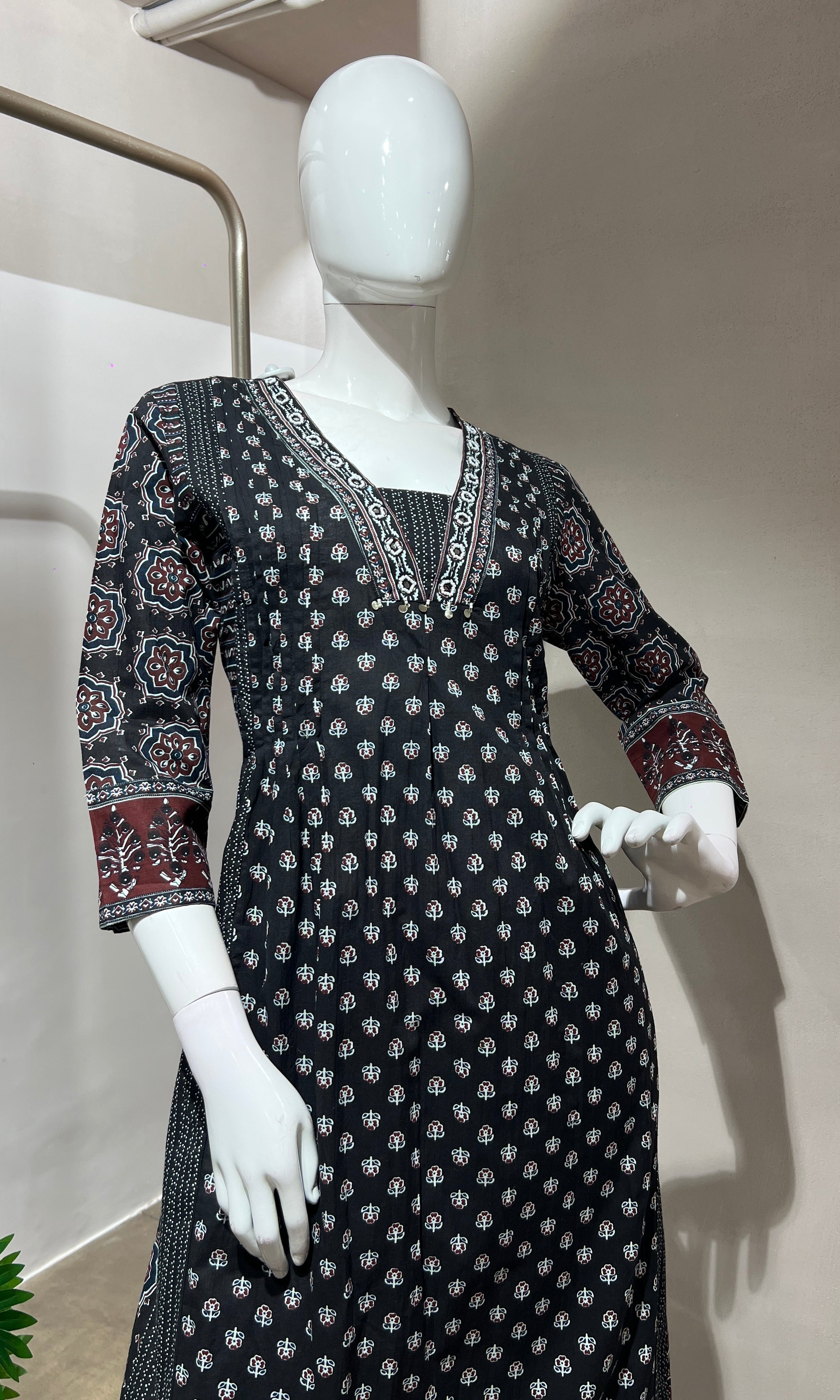 BLACK ETHNIC KURTA SET WITH PALAZZO PANTS
