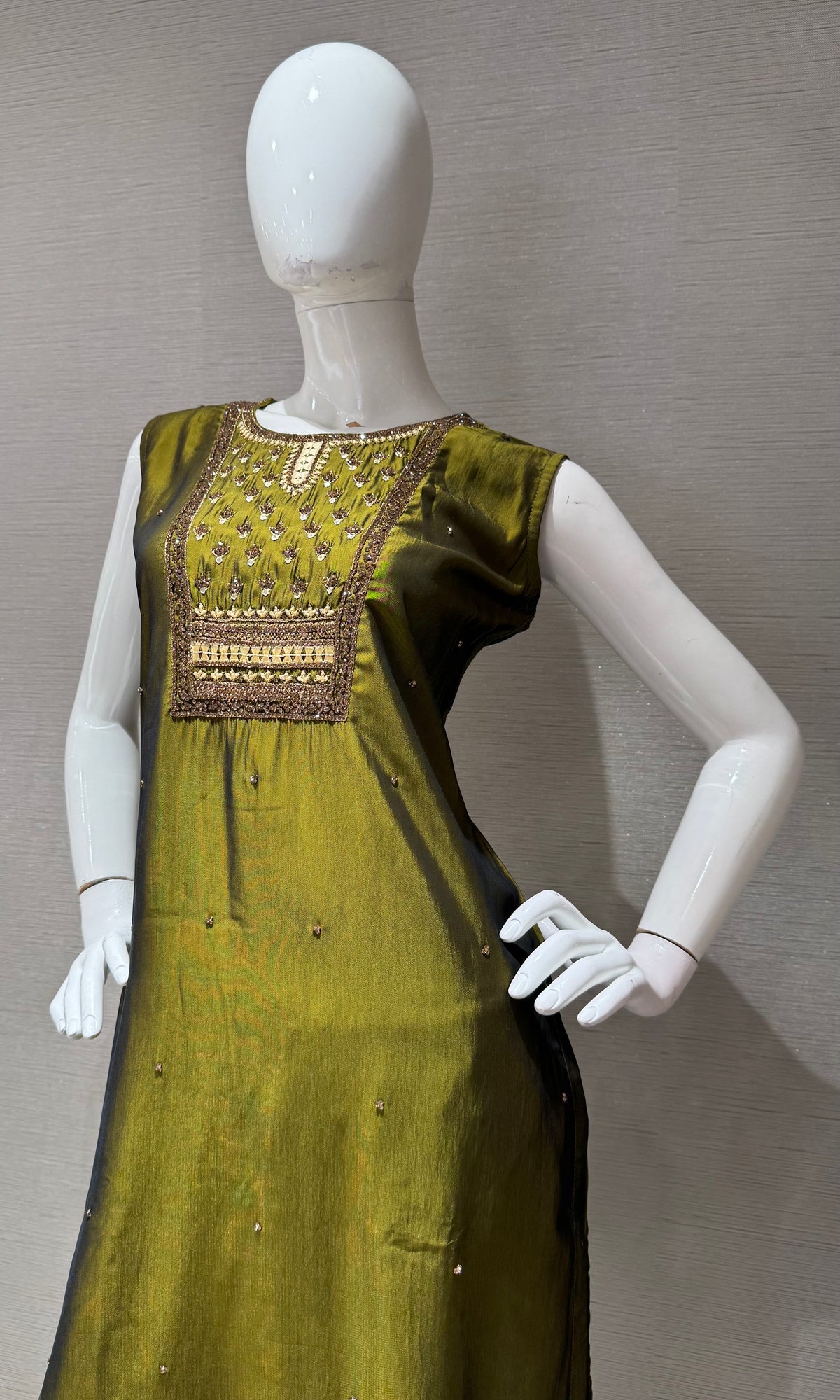 MEHANDI GREEN ETHNIC KURTA SET WITH BANARASI DUPATTA