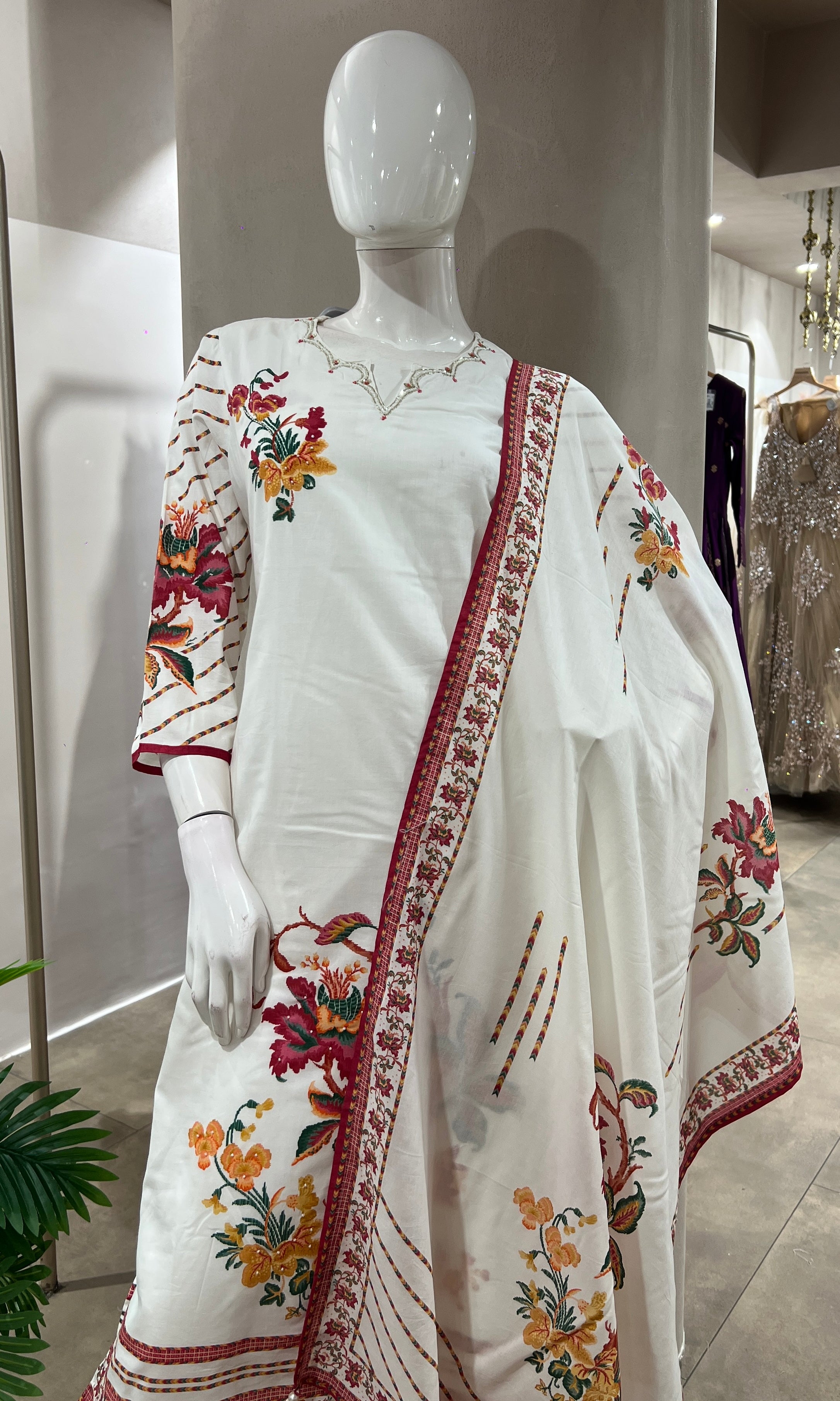 WHITE KURTA SET WITH FLORAL MOTIFS
