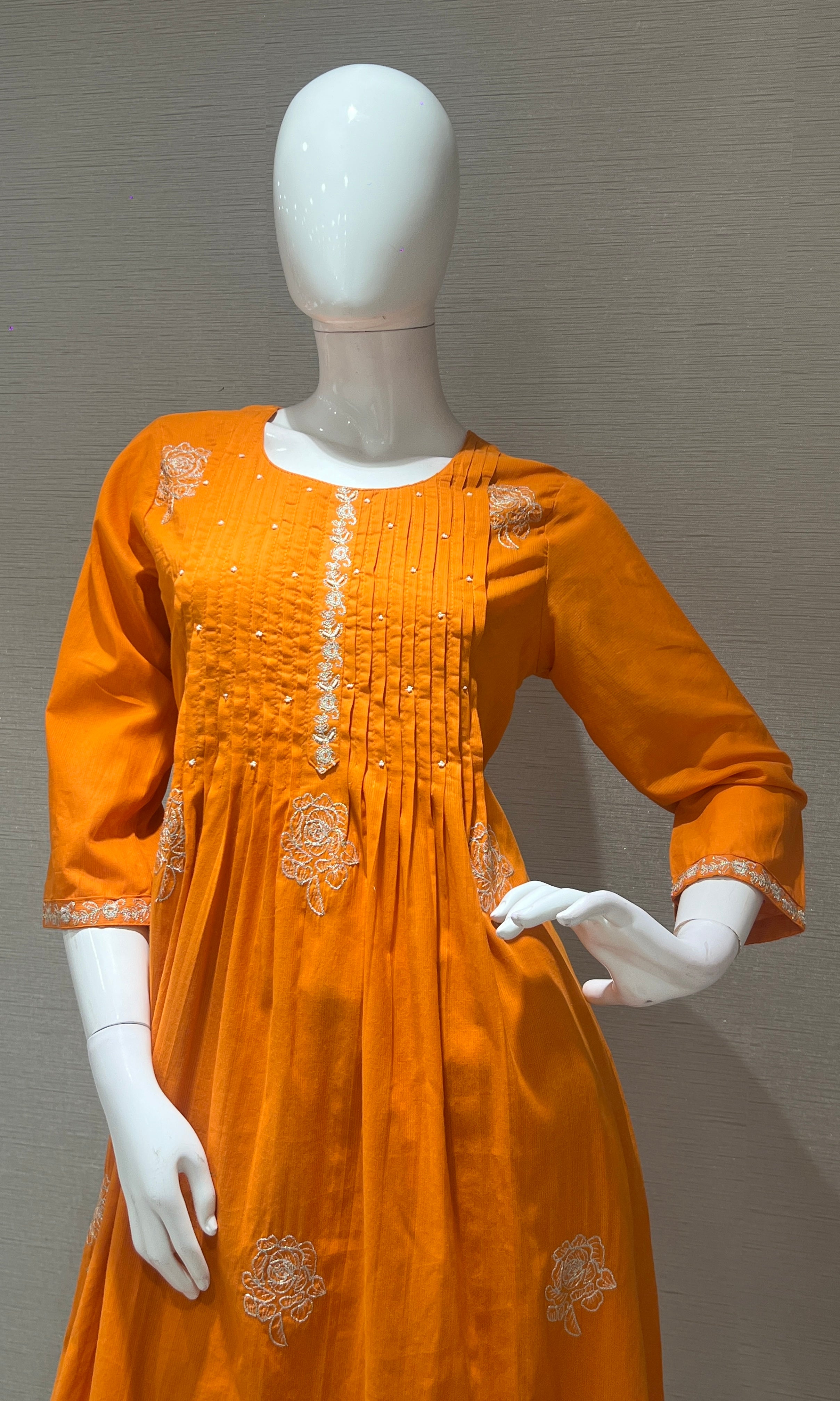 Orange Elegant kurta set With Floral Motifs