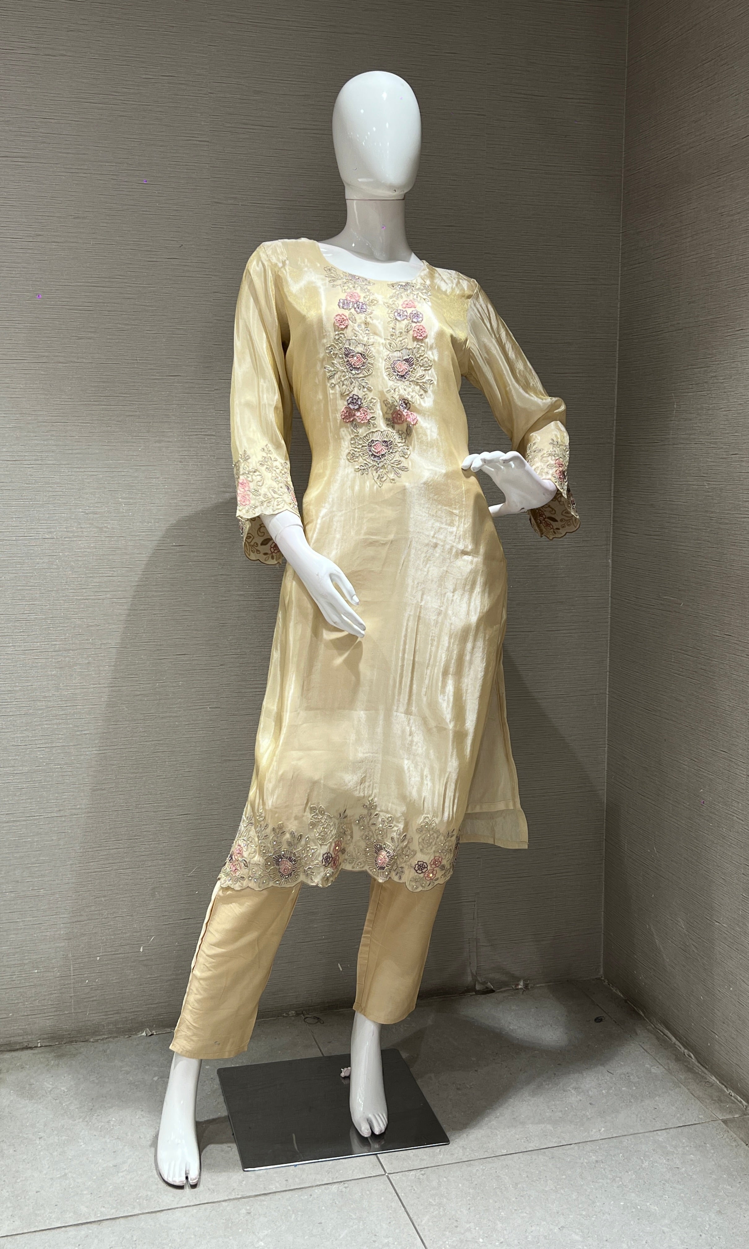 Beagh FLORAL EMBROIDERED kurta set