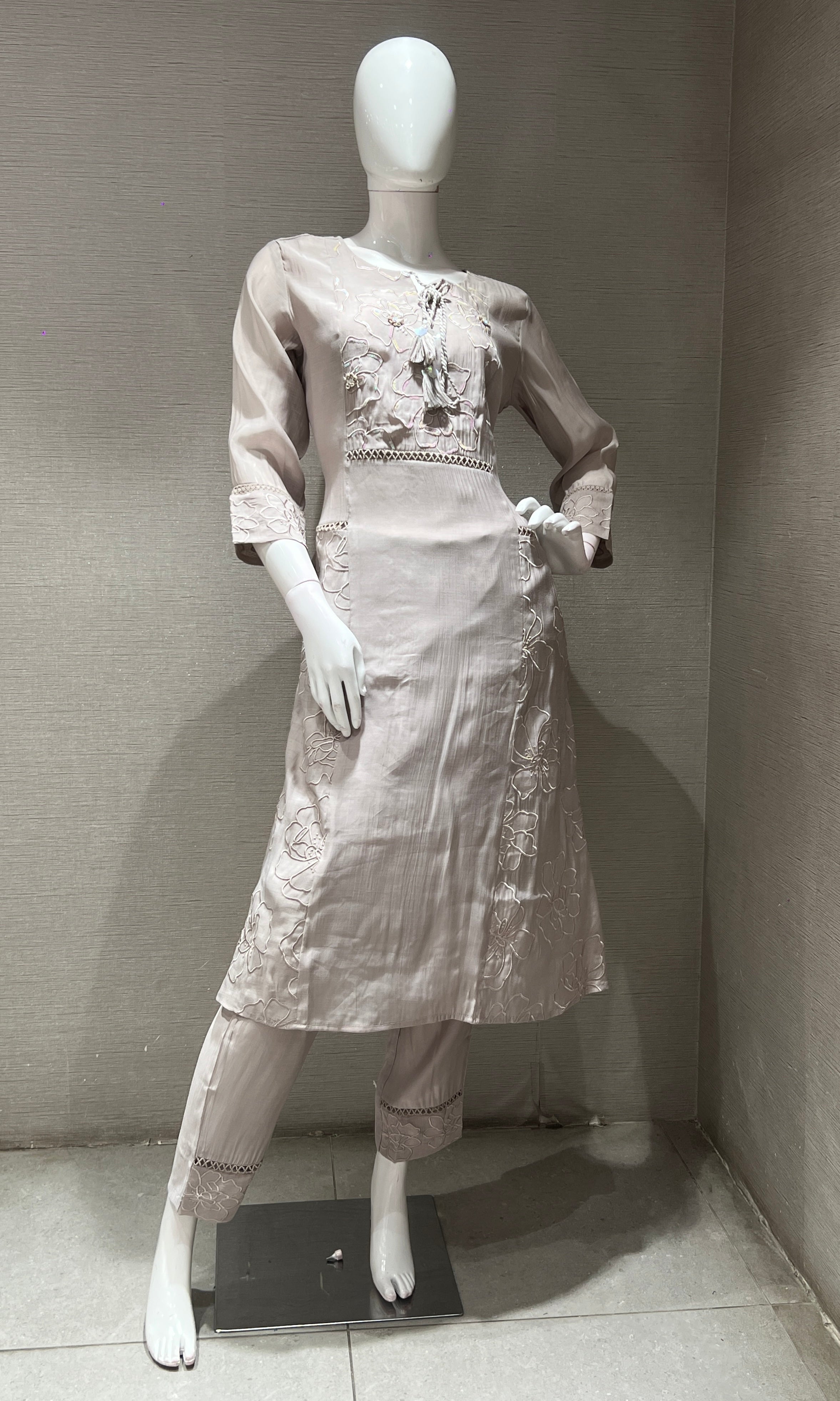 Moee FLORAL EMBROIDERY kurta set