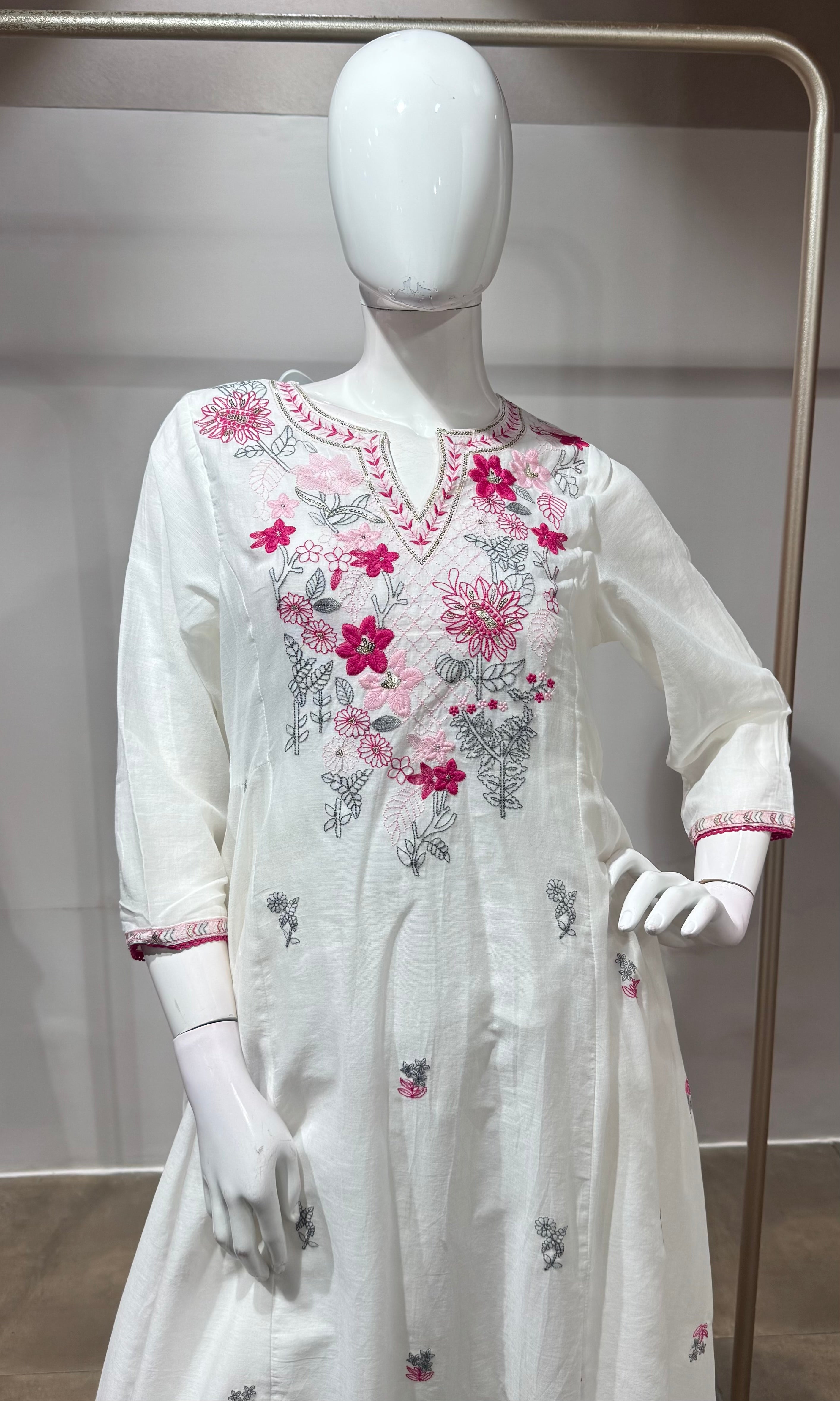 White Floral Thread Embroidered kurta set