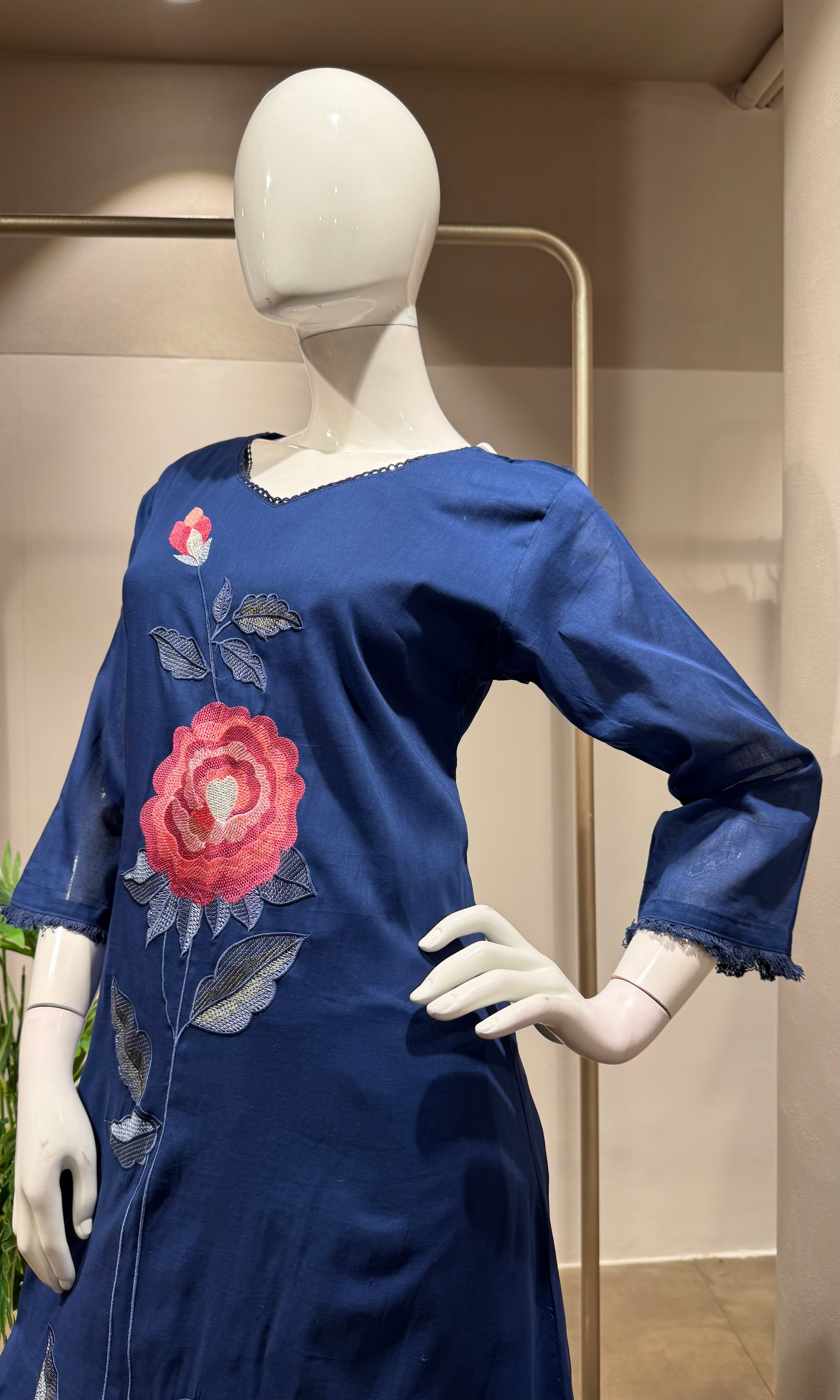 BLUE kurta set with floral embroidery