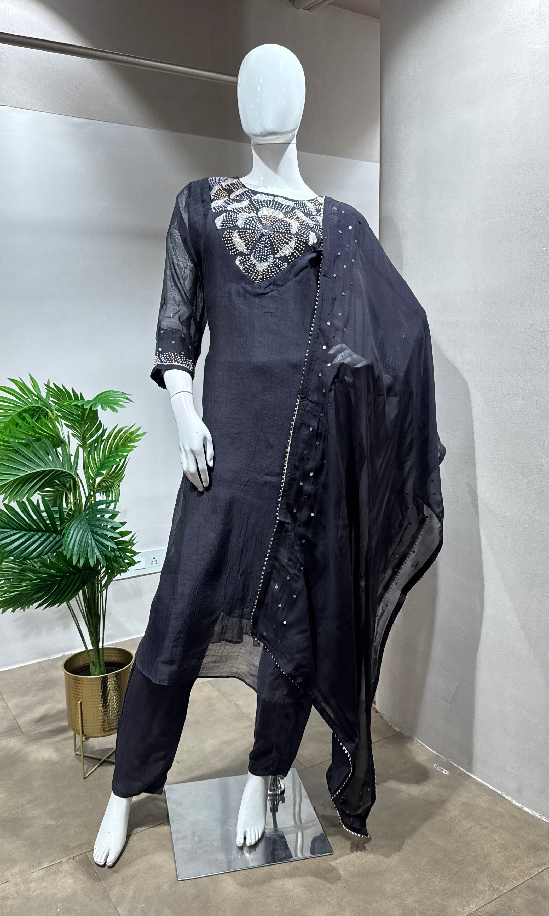 BLACK EMBROIDERED KURTA SET