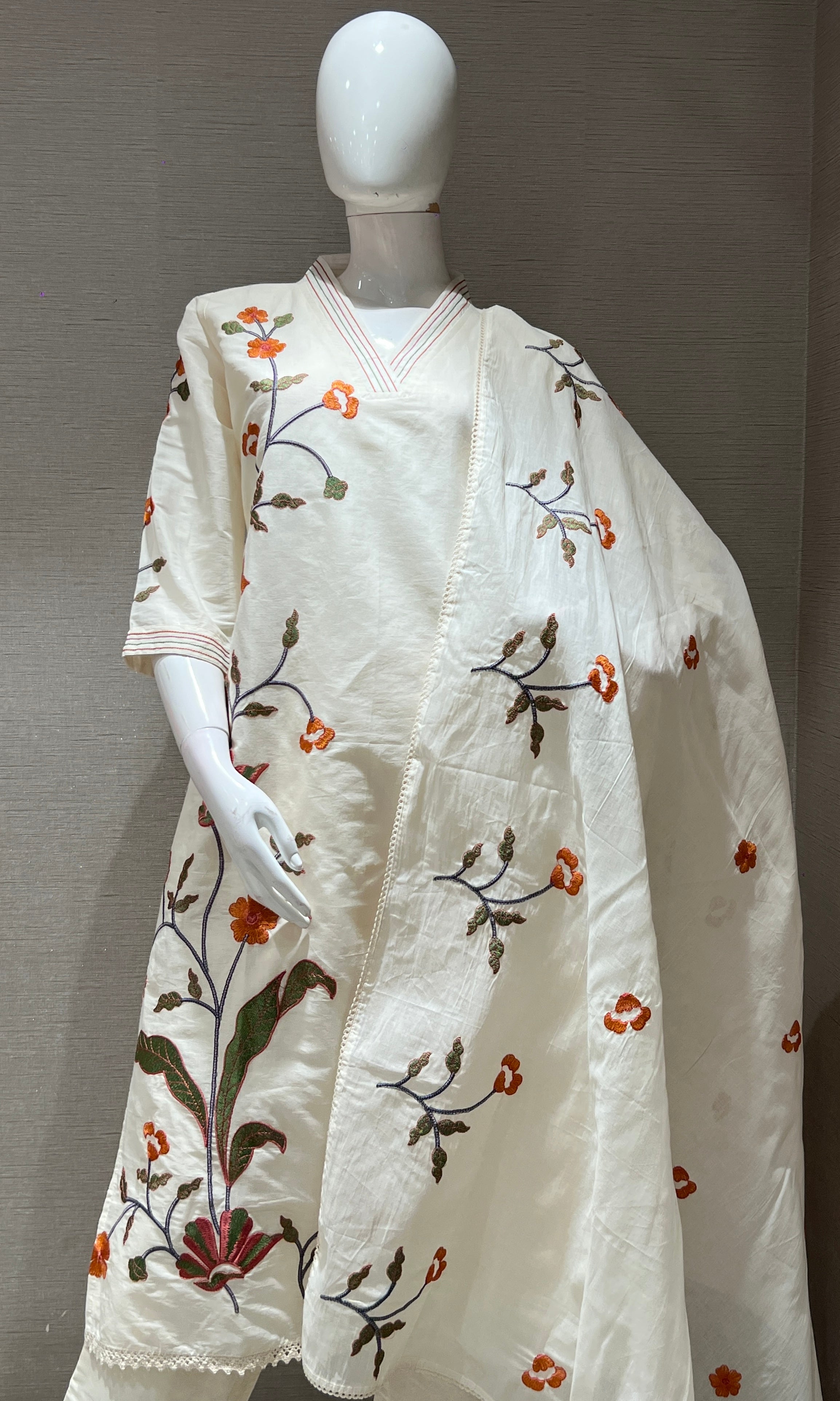 Cream floral and leaf embroidery kurta set