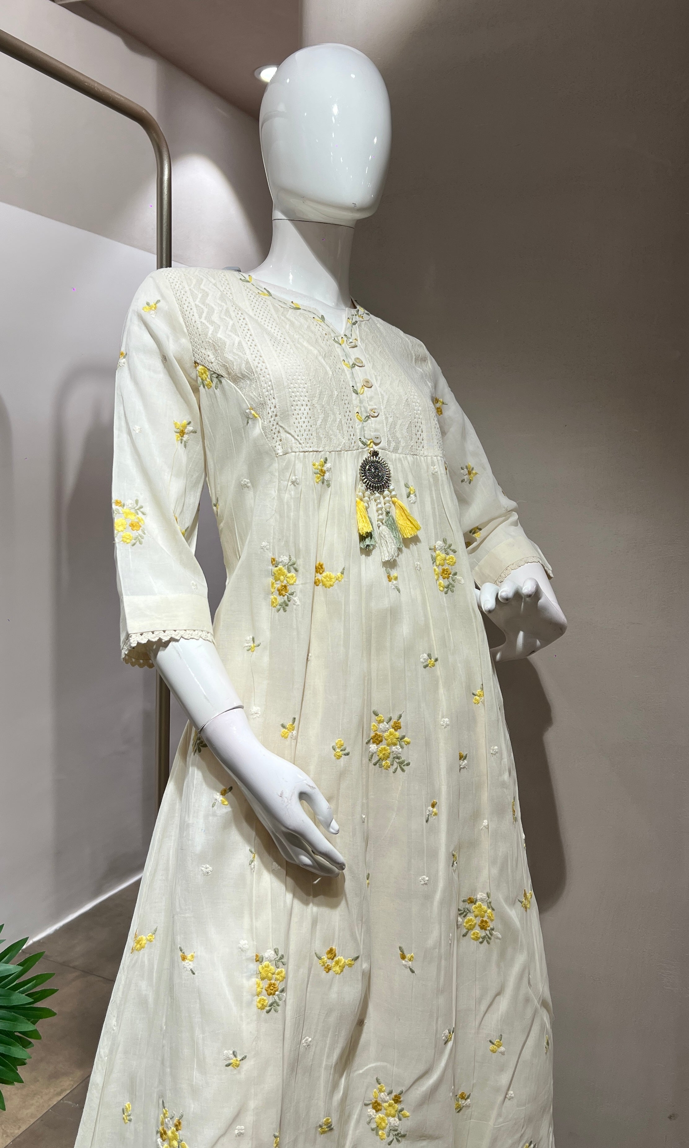 CREAM FLORAL MOTIF KURTA SET