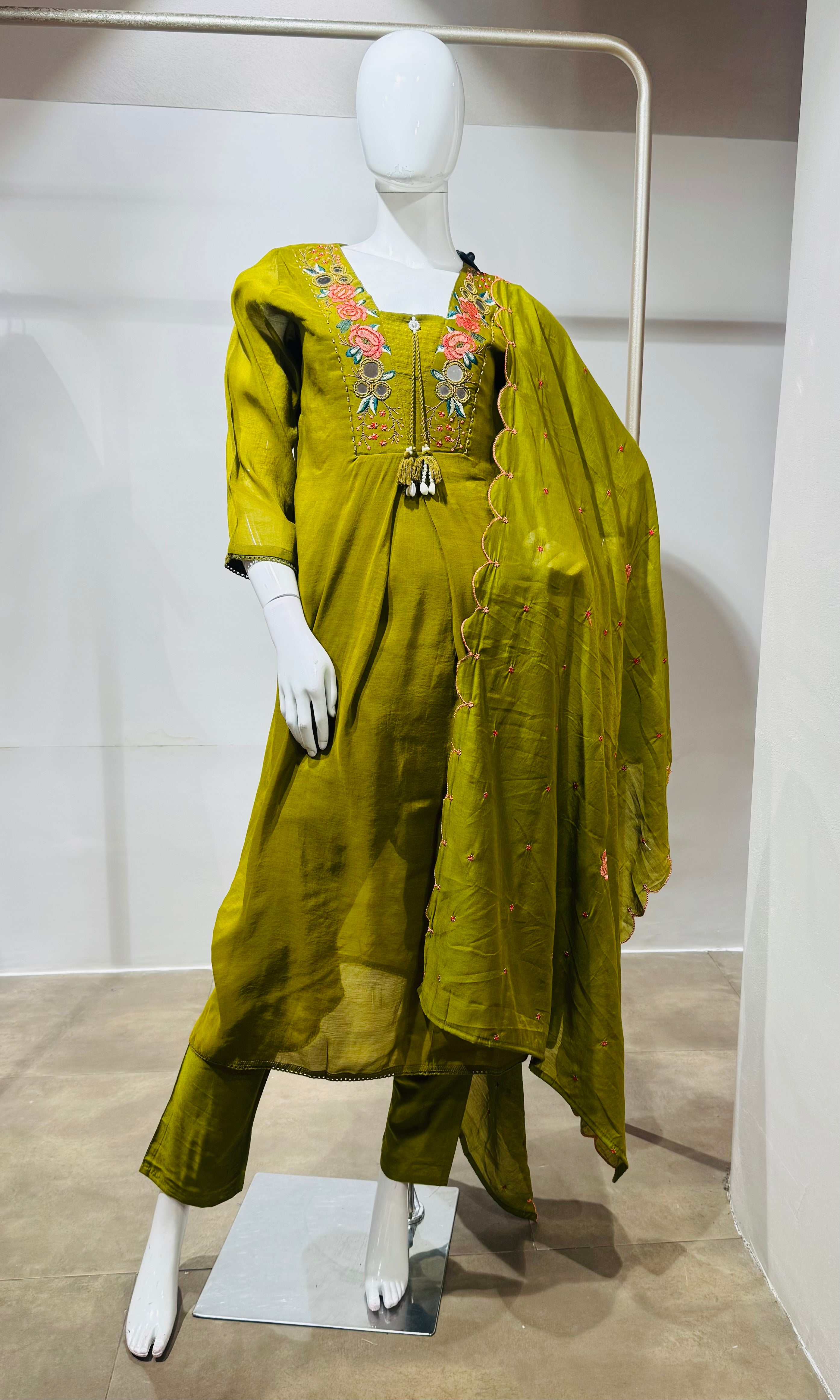 Mehendi Green Ethnic Kurta Set with Multicolored Neckline