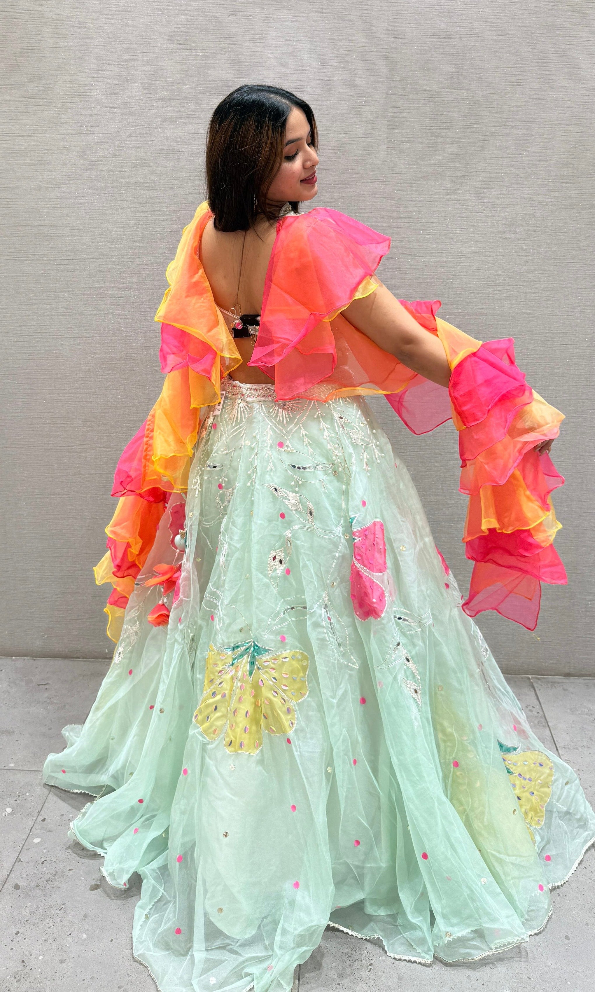 Pista floral Lehenga