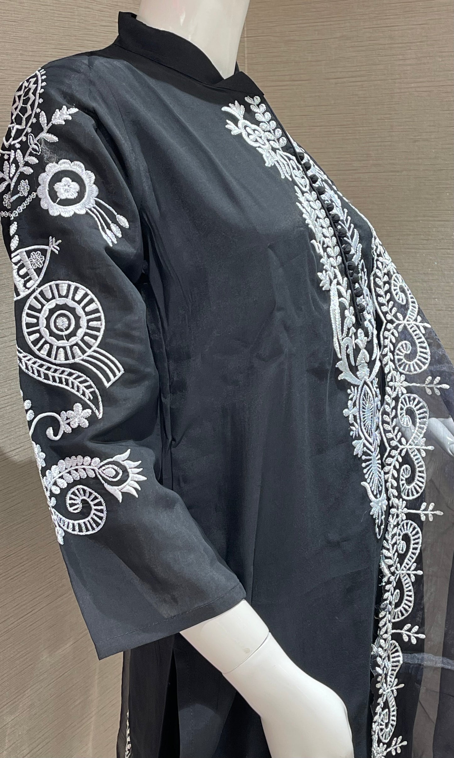 ♠️Black kurta set with thread work and long dupatta♠️