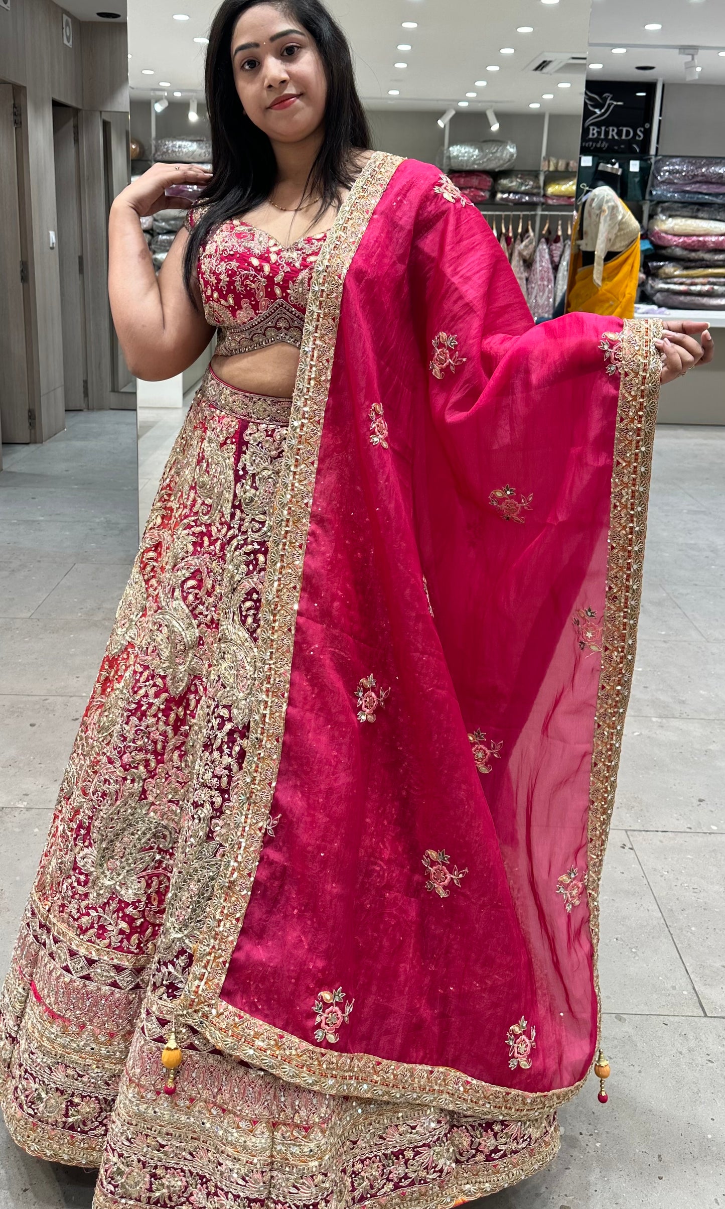 ⚜️Pink with gold work lehanga and designer blouse and netted dupatta 🌹