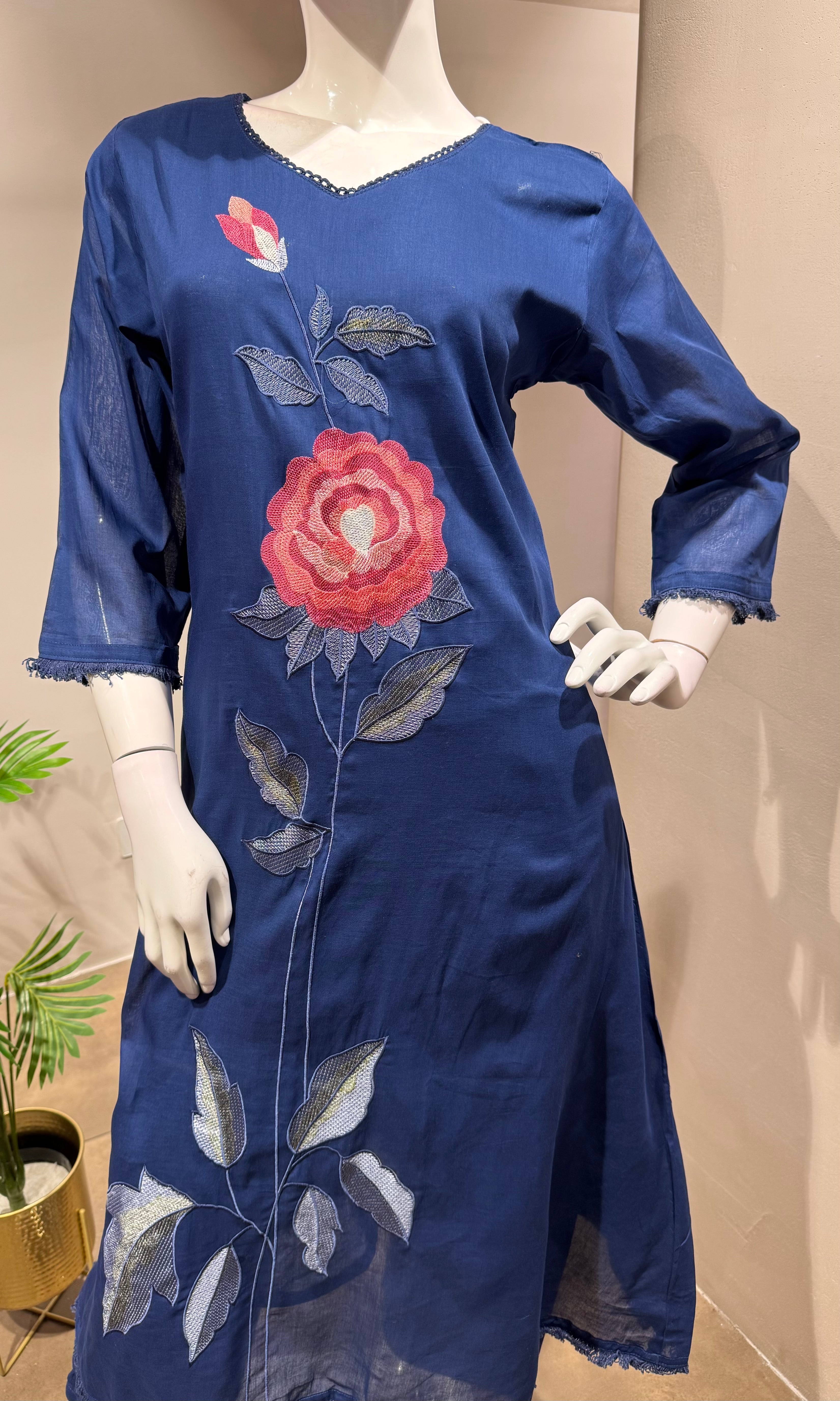 BLUE kurta set with floral embroidery