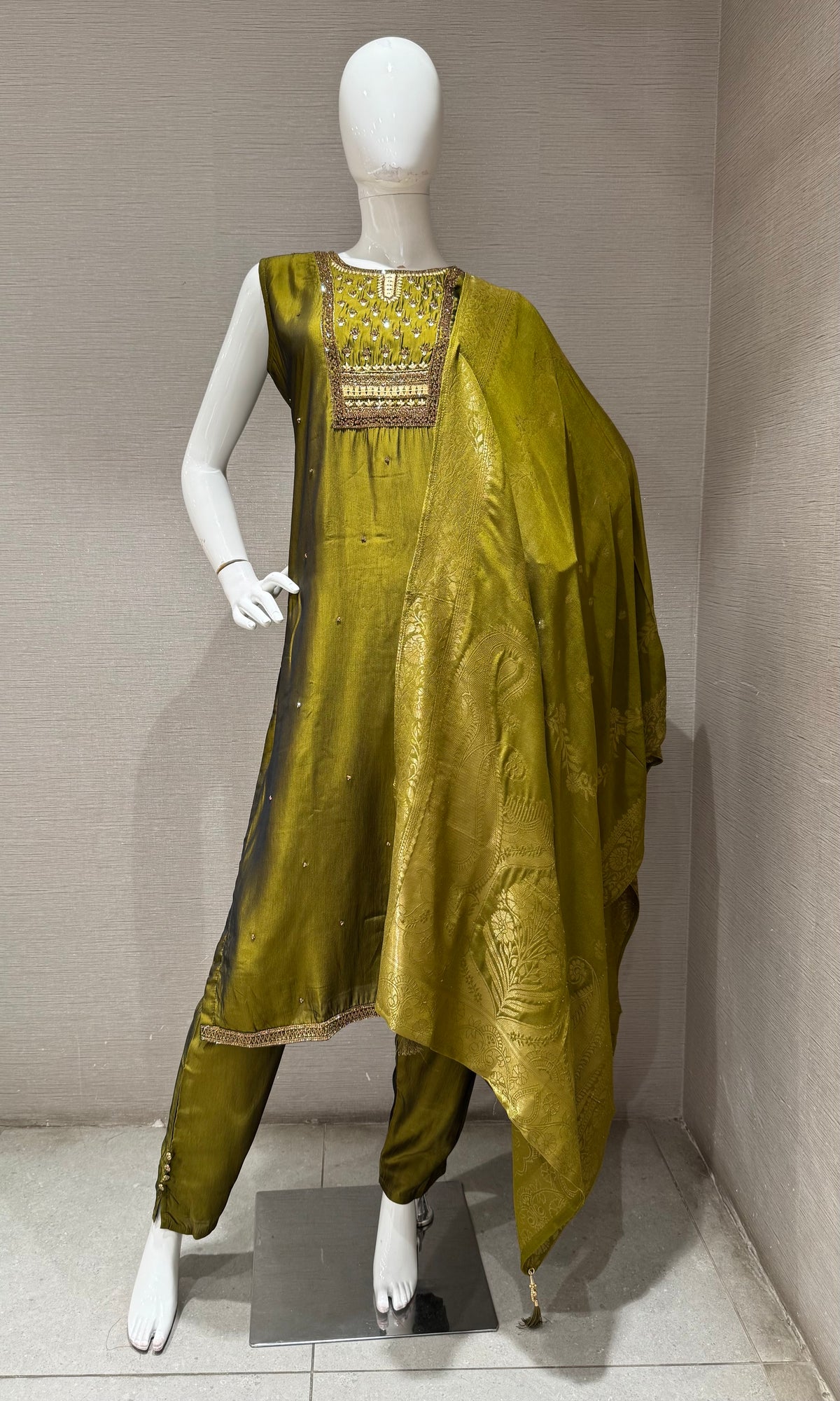 MEHANDI GREEN ETHNIC KURTA SET WITH BANARASI DUPATTA