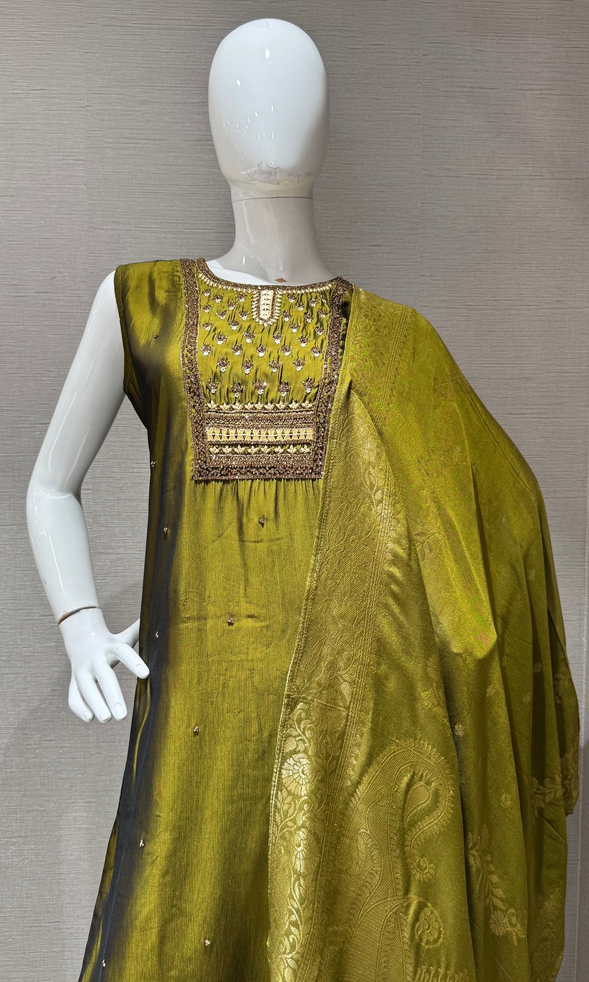 MEHANDI GREEN ETHNIC KURTA SET WITH BANARASI DUPATTA