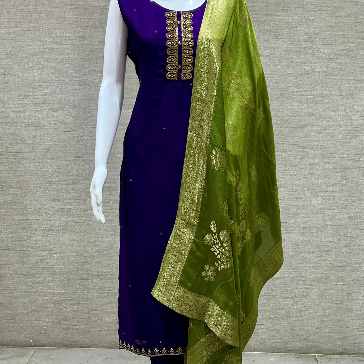 Elegant Purple Kurta Set with Green Silk Dupatta Elegant Purple Kurta Set with Green Silk Dupatta