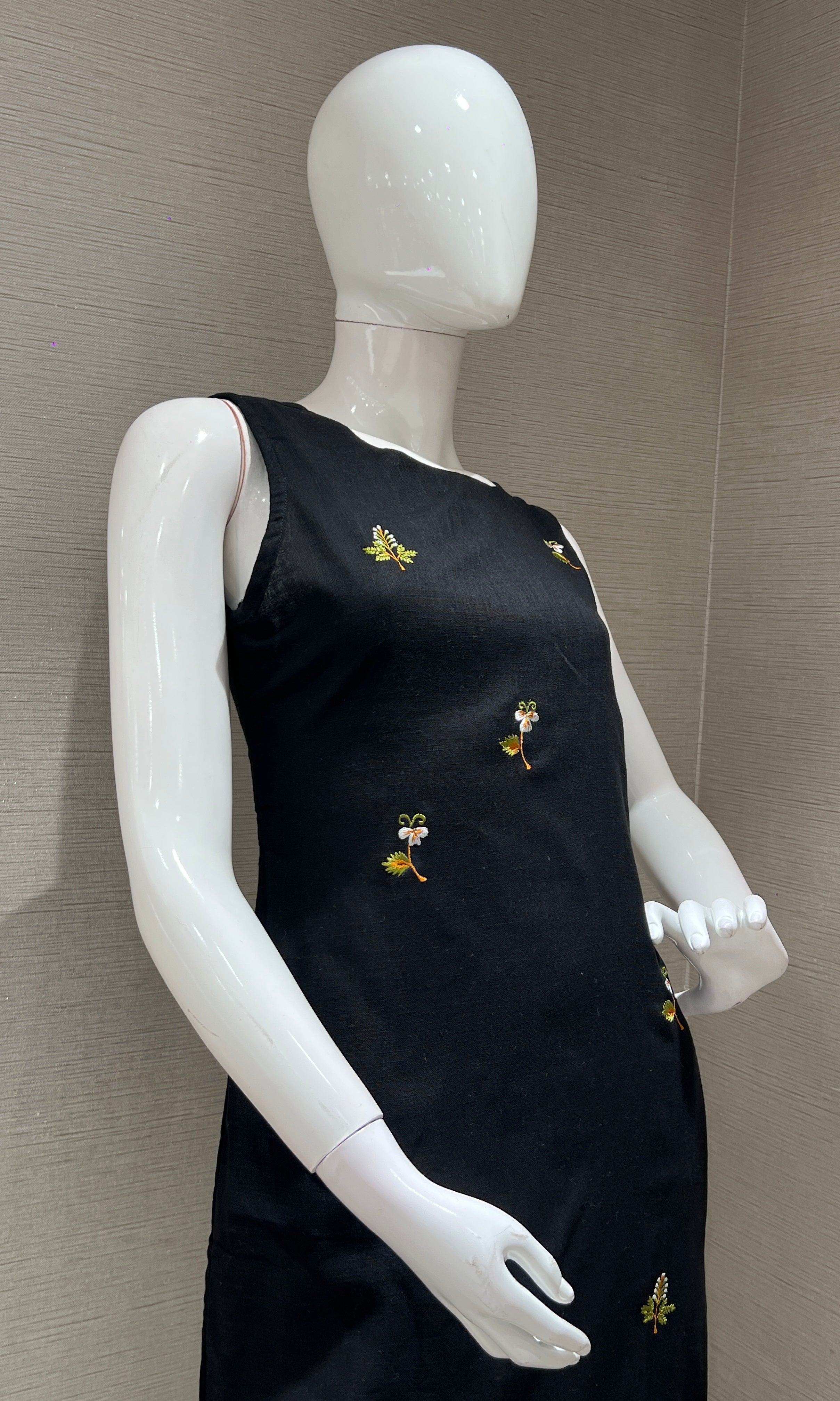 Black staright dress with floral embroidery