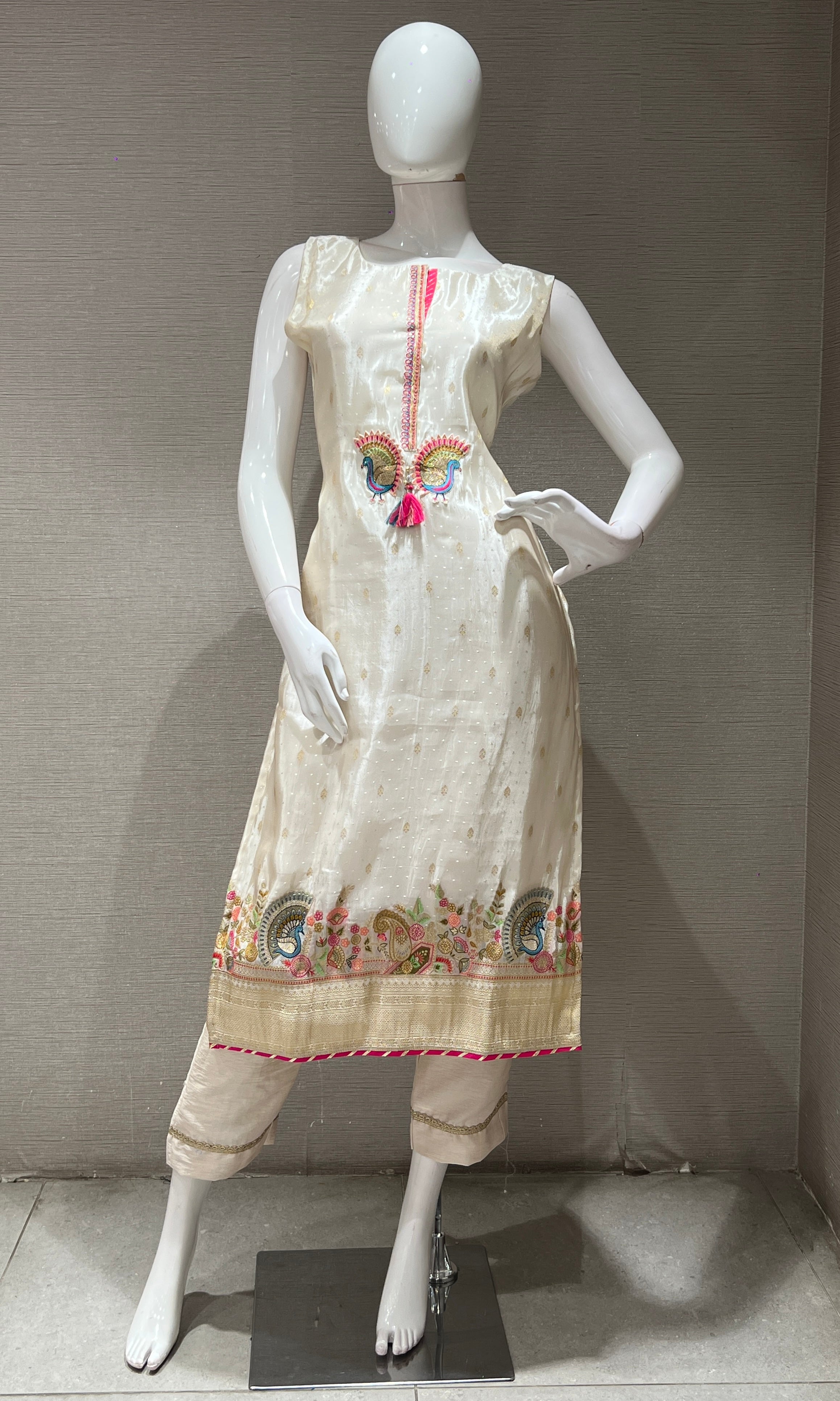 White kurta set WITH MULTICOLOUR DUPATTA