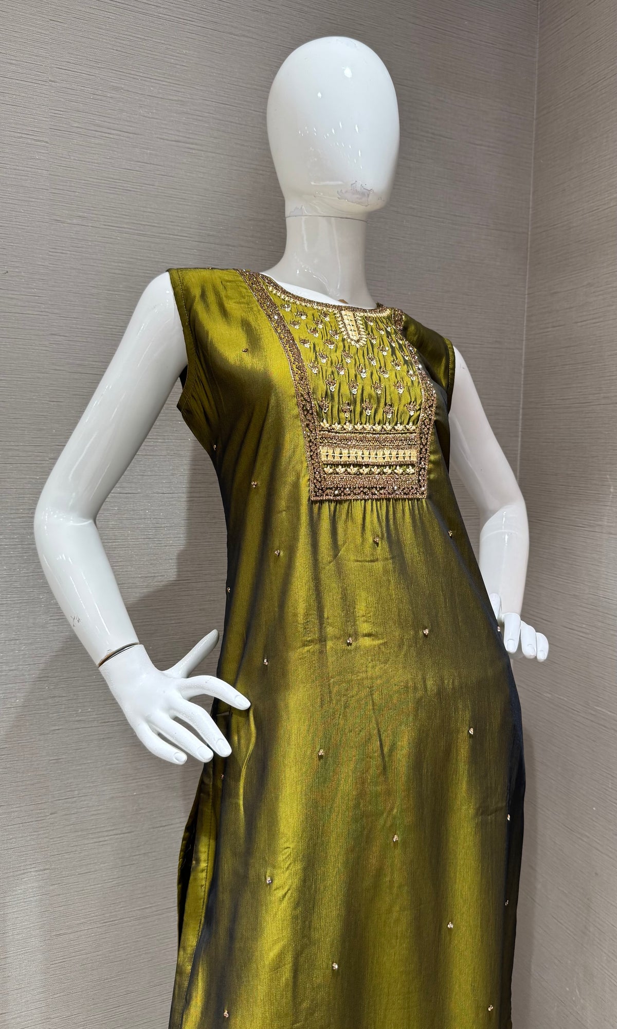MEHANDI GREEN ETHNIC KURTA SET WITH BANARASI DUPATTA