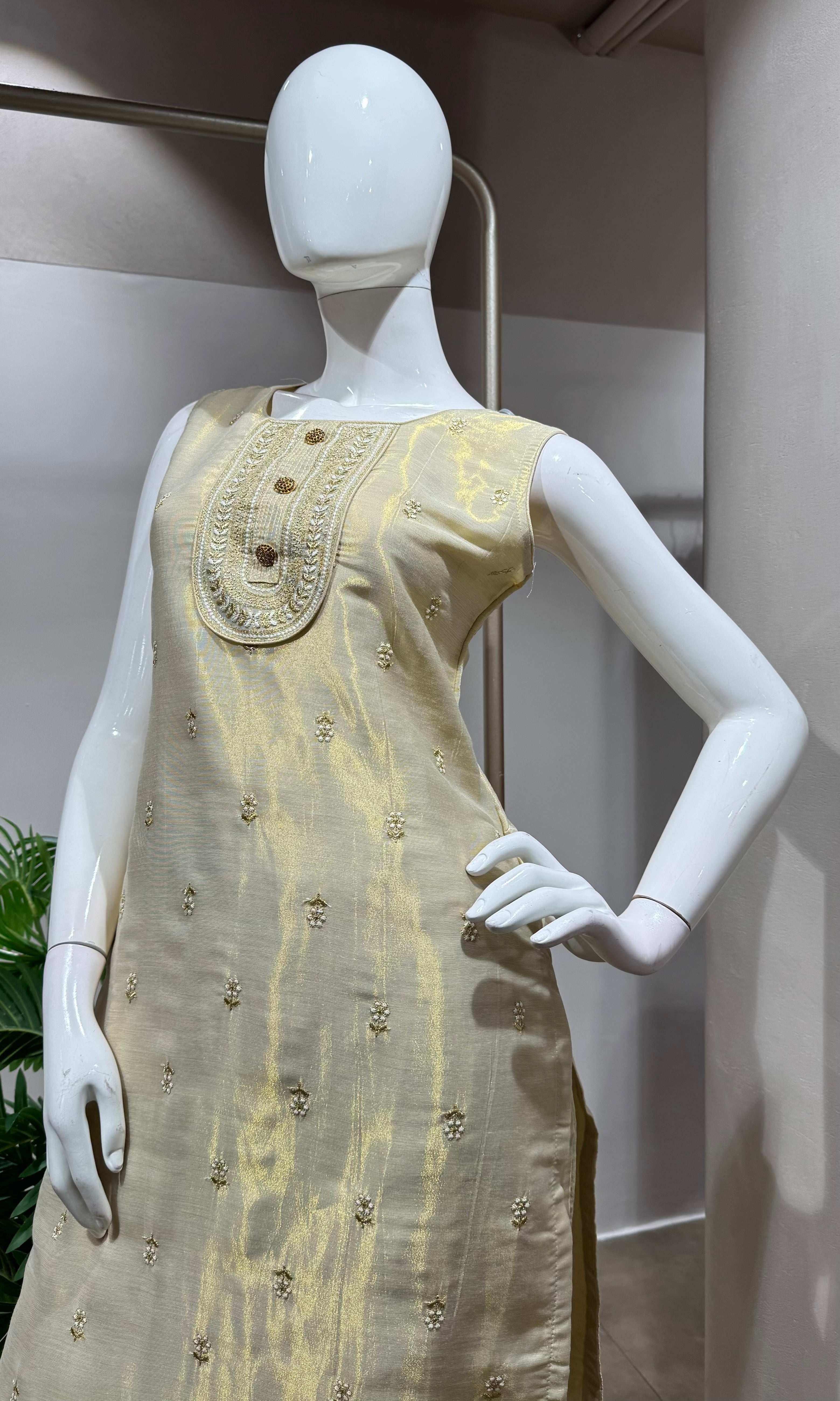 CREAM EMBROIDERD Kurta Set