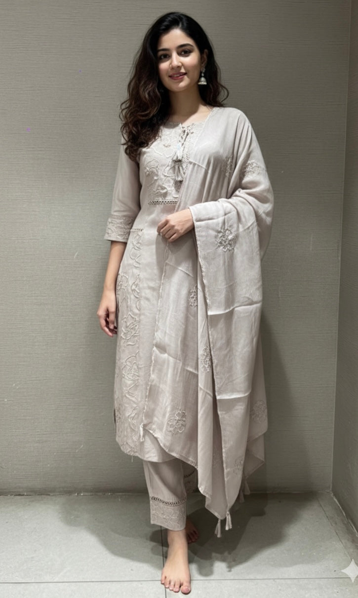 Moee FLORAL EMBROIDERY kurta set