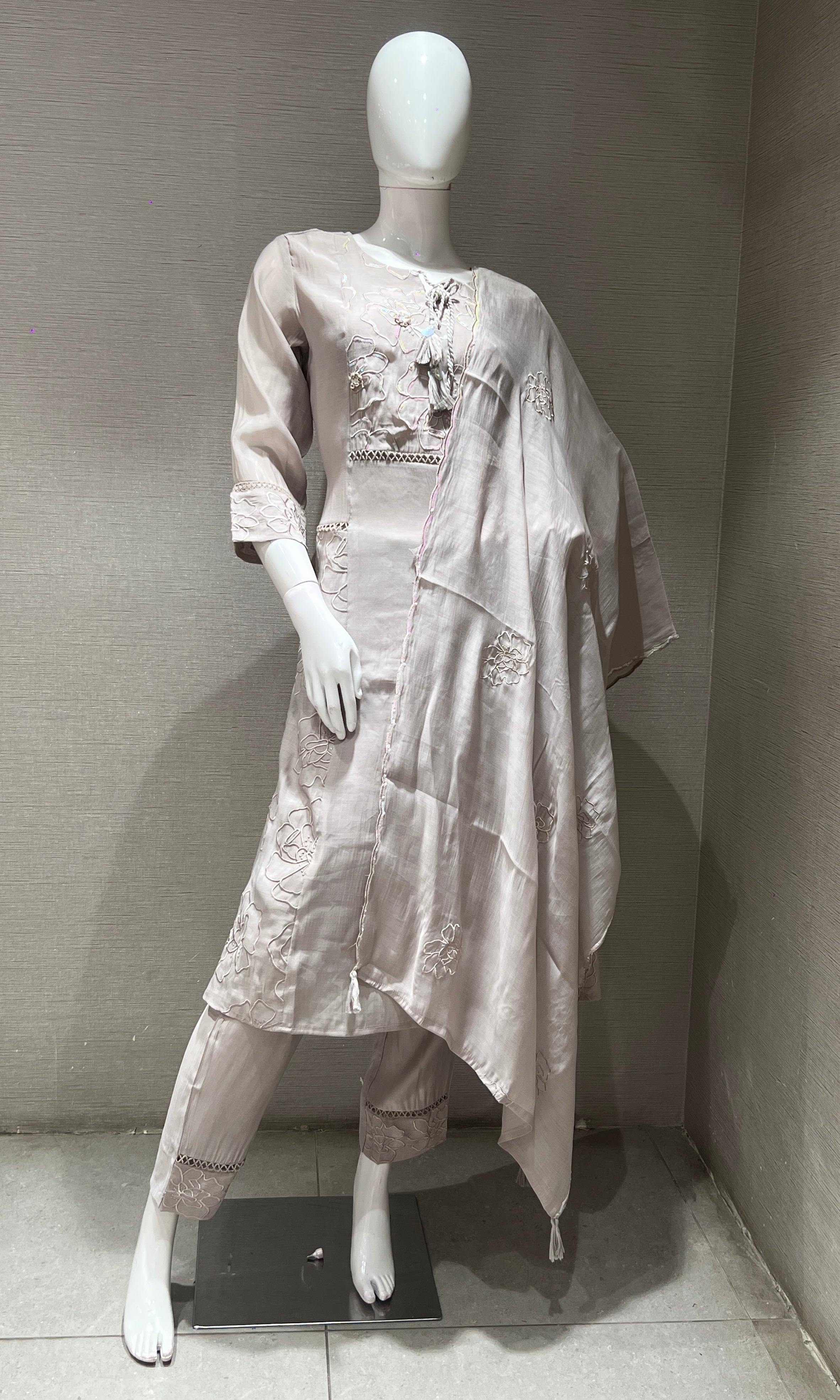 Moee FLORAL EMBROIDERY kurta set