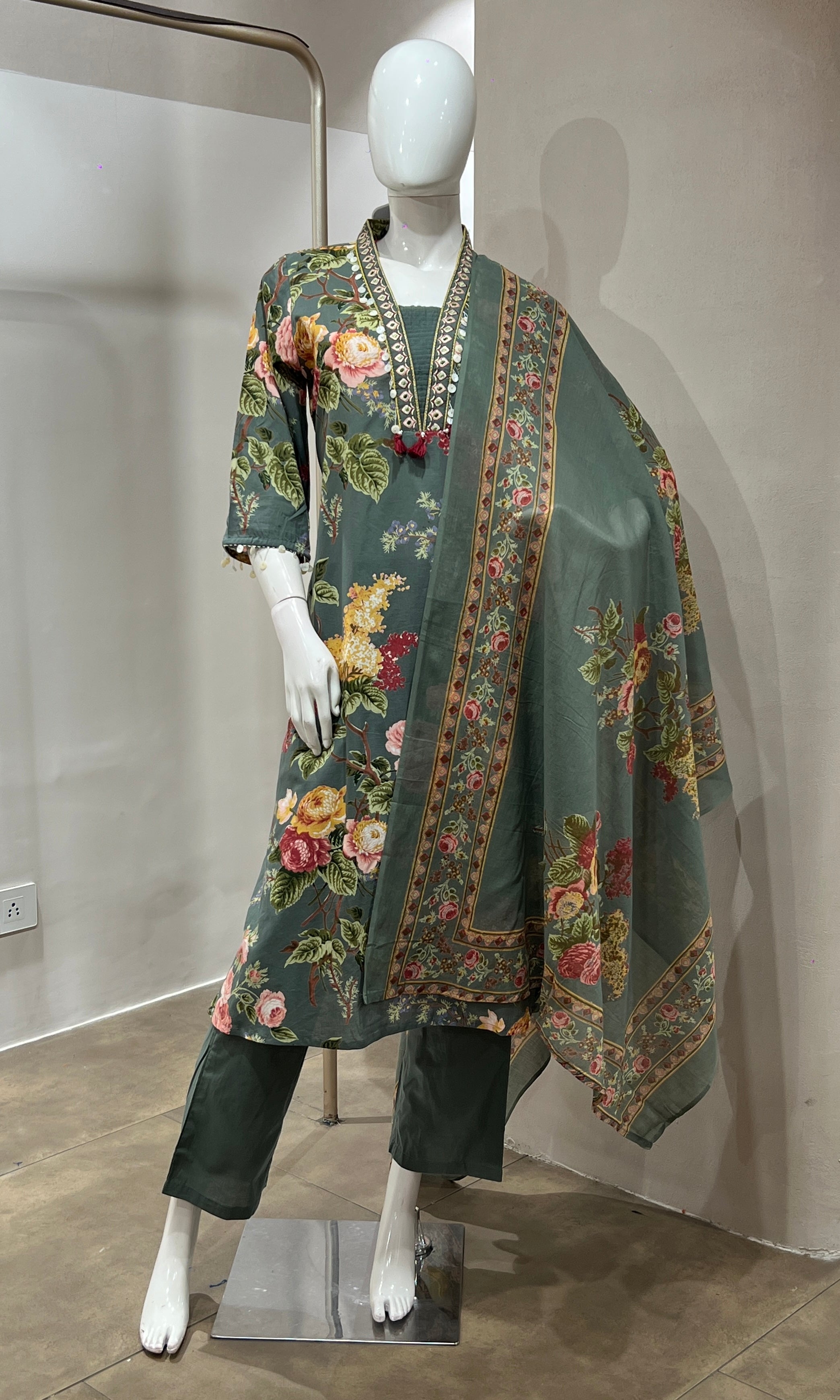 Green ETHNIC FLORAL PRINT kurta set