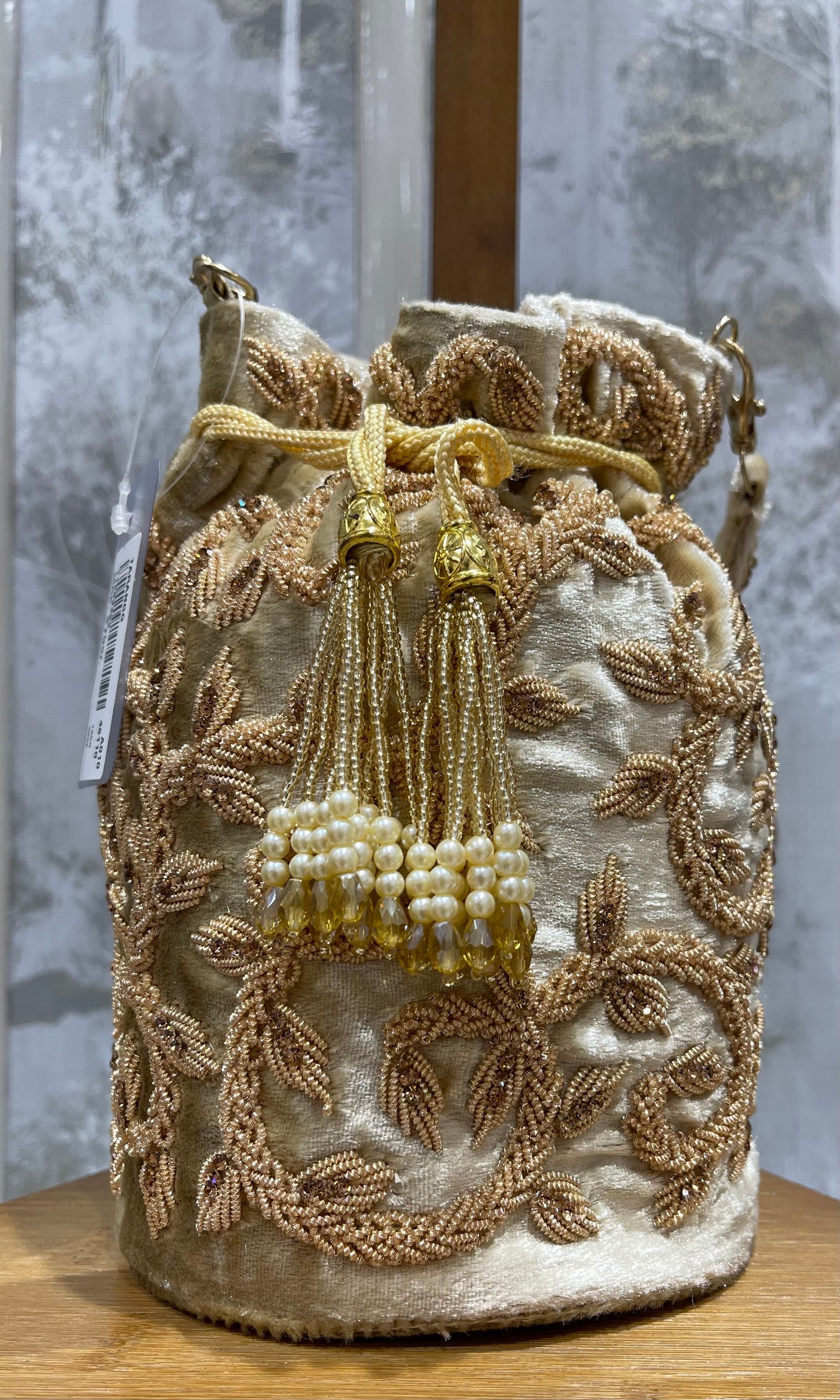 ⚜️White and golden clutch with beautiful work🕊️