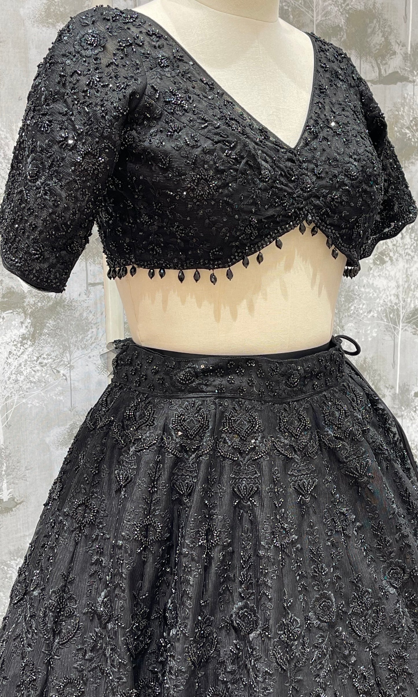 🦋Black lehanga with pretty blouse and netted dupatta 🖤